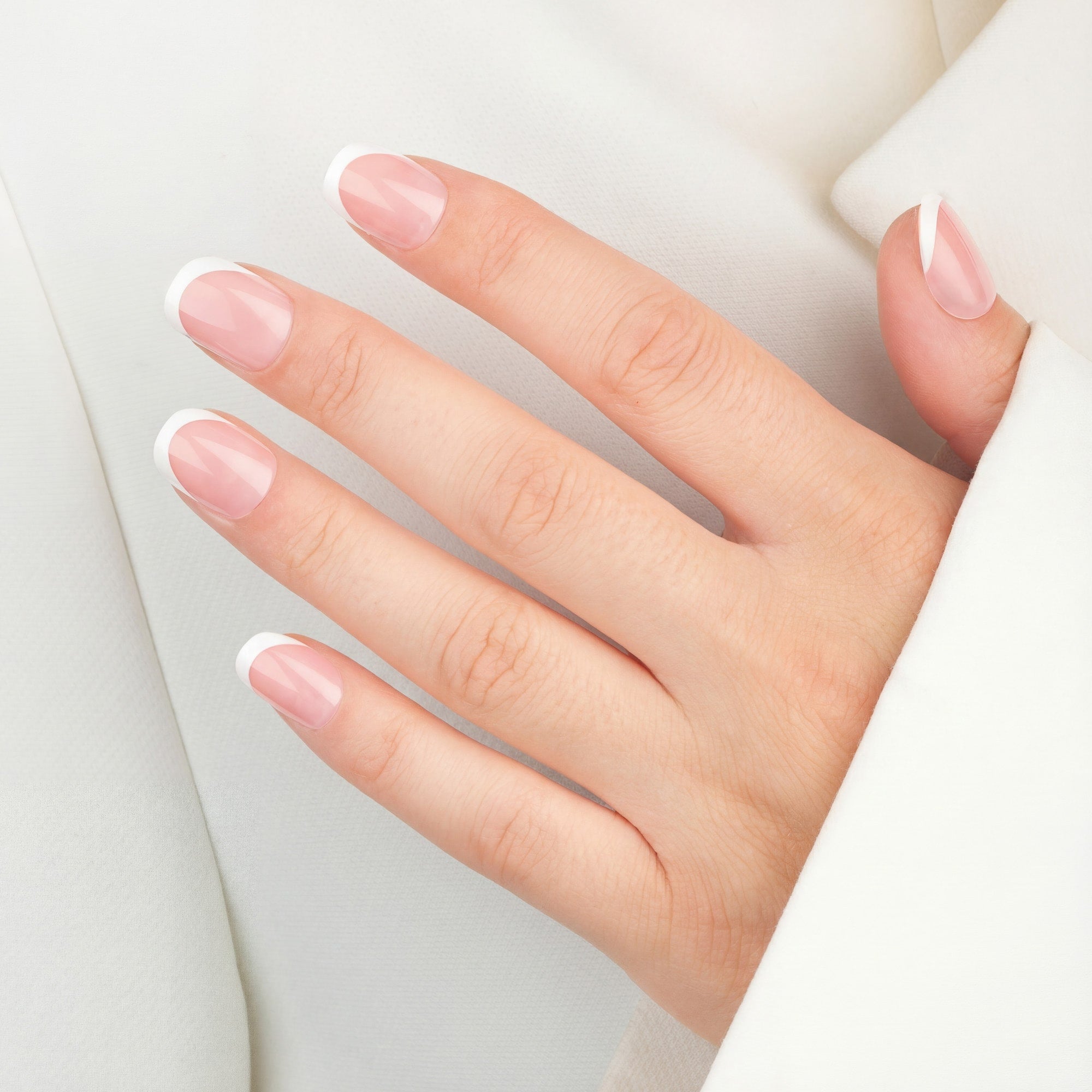 French Tip Squoval Short press-on lösnaglar i kort squovalform med vit fransk tipp och naturlig bas