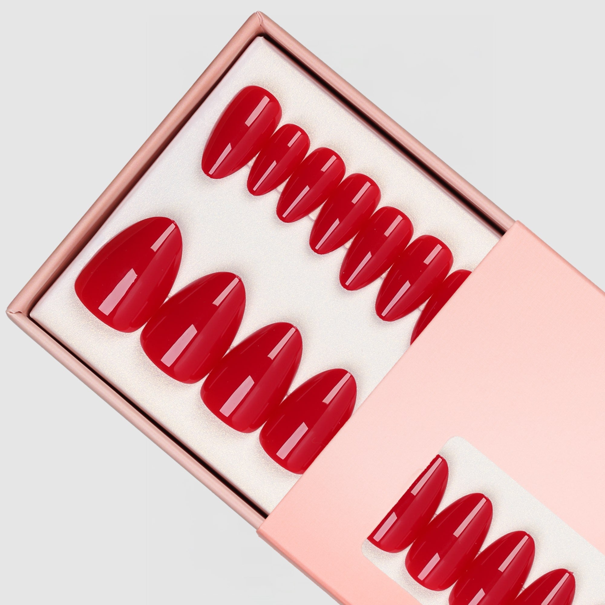 Lady Red Almond press-on lösnaglar i almondform med klassisk röd nyans och spegelblank finish