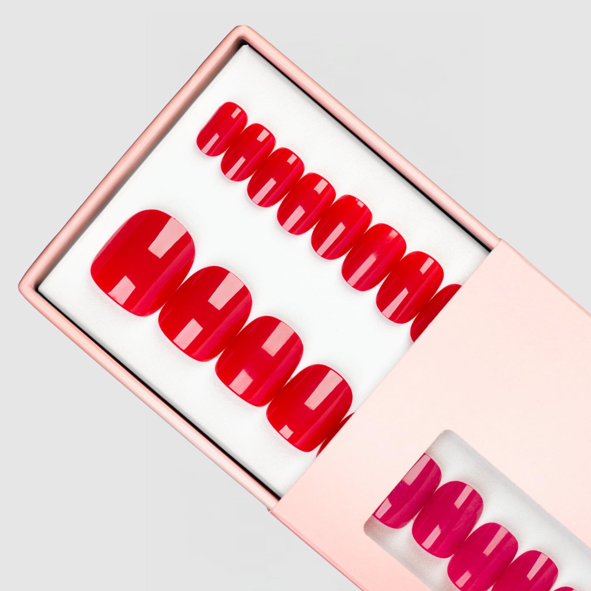 Lady Red Squoval Short press-on lösnaglar i kort squovalform med klassisk röd nyans och glansig finish