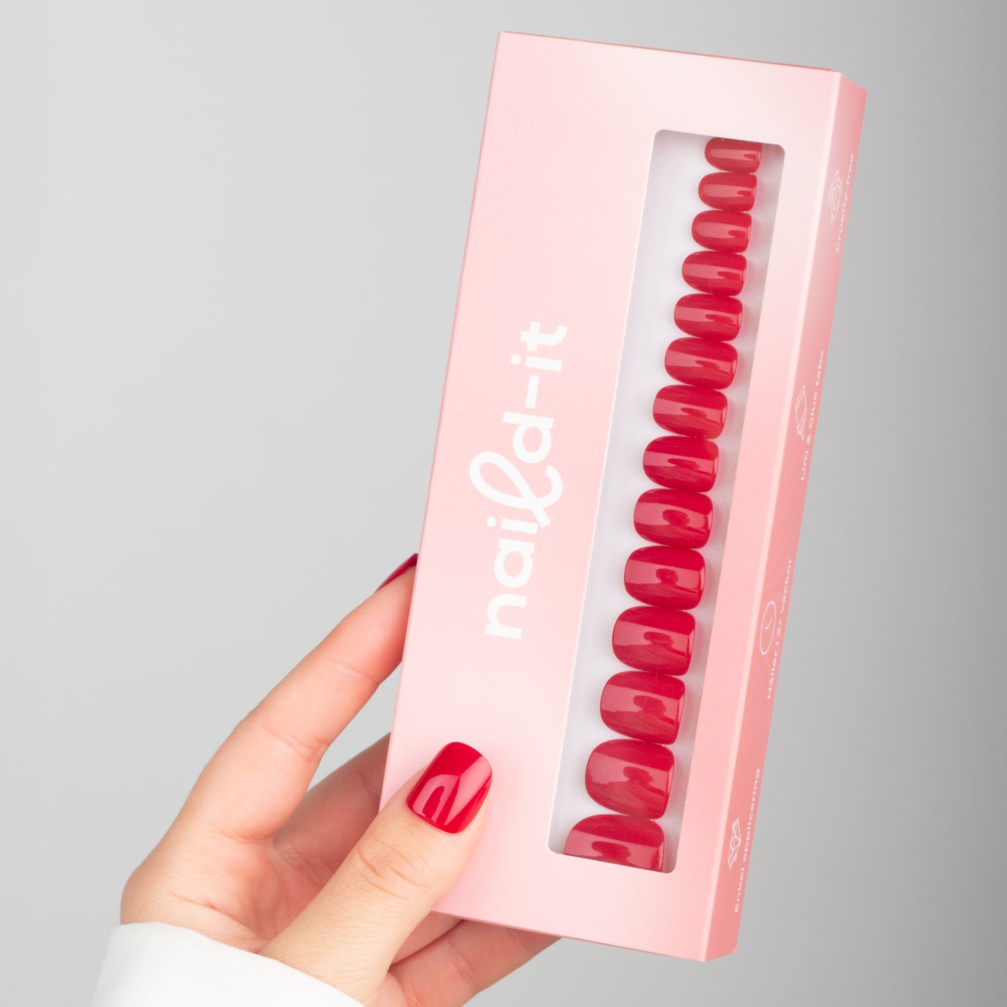 Lady Red Squoval Short press-on lösnaglar i kort squovalform med klassisk röd nyans och glansig finish