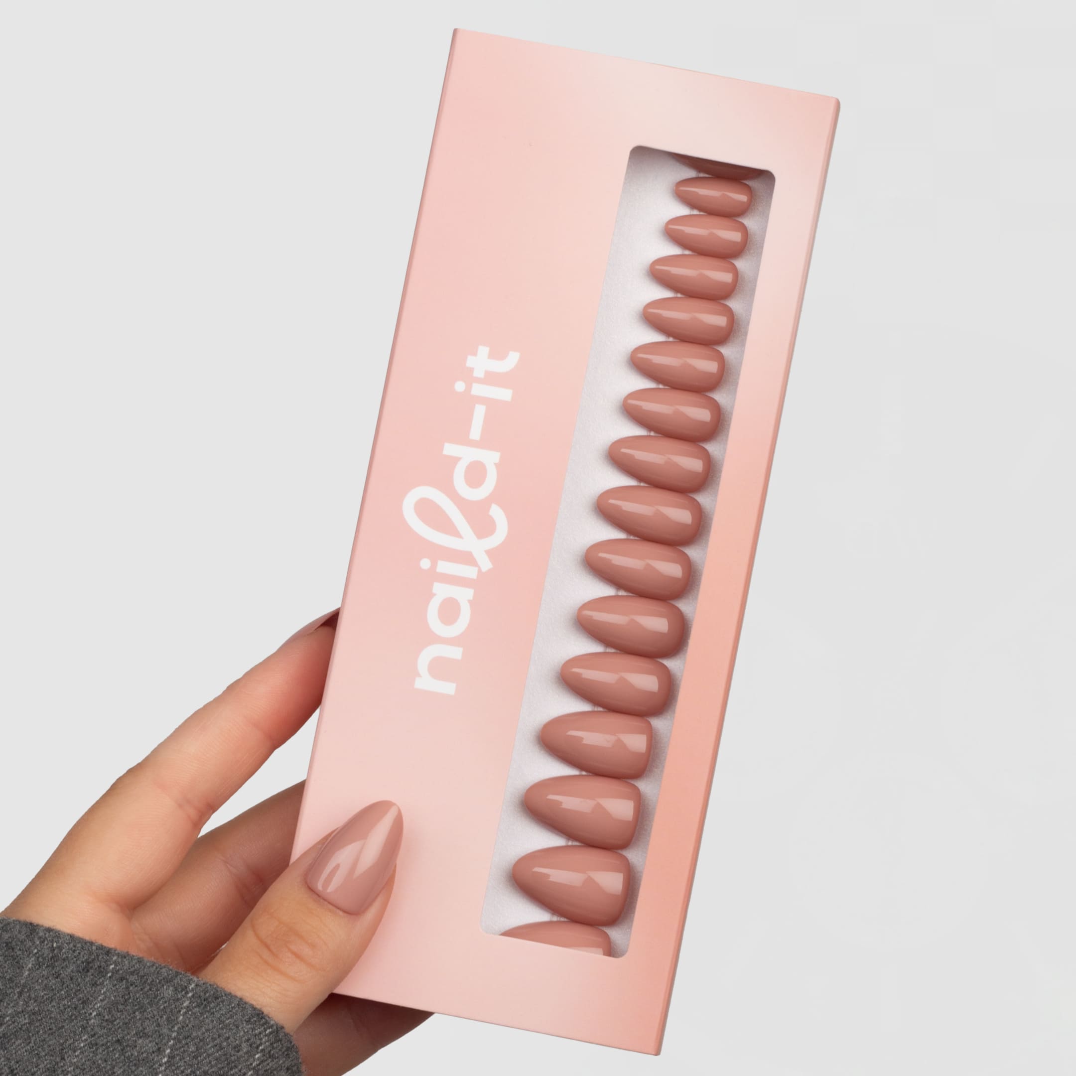 Latte Almond bruna långa enfärgade lösnaglar press-on naglar Naild-it med lim ocg glue tabs