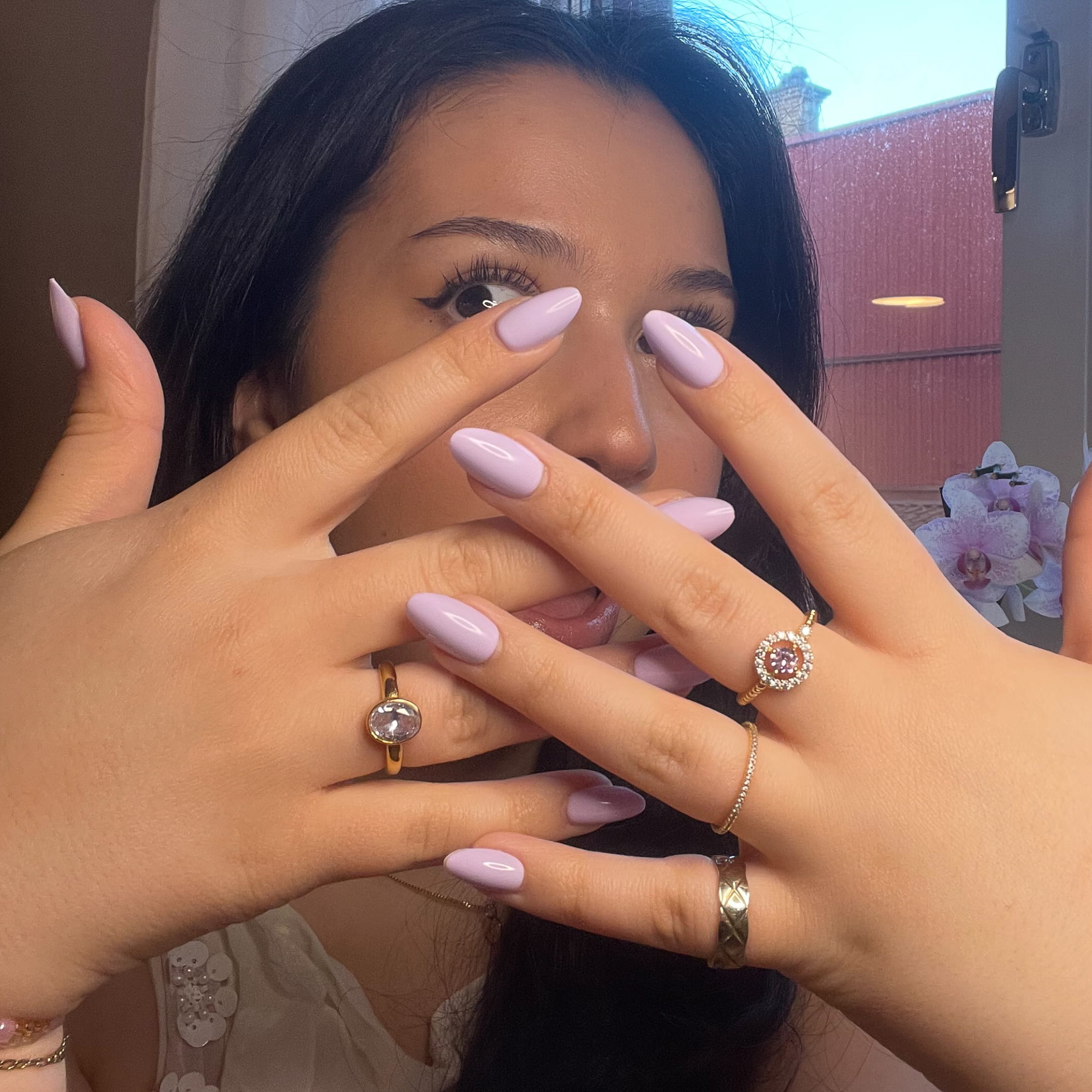 Lavender Almond press-on lösnaglar i almondform med mjuk pastellila nyans och len, glansig finish