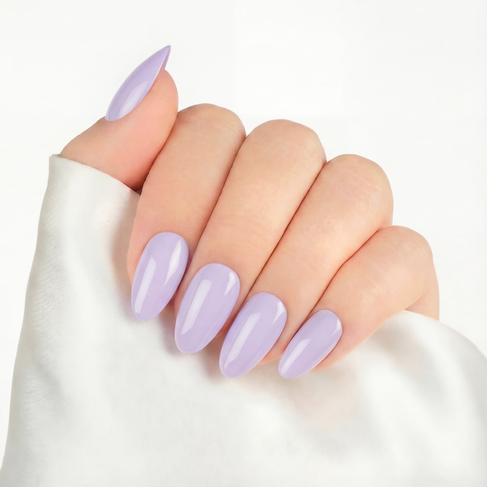 Lavender Almond press-on lösnaglar i almondform med mjuk pastellila nyans och len, glansig finish
