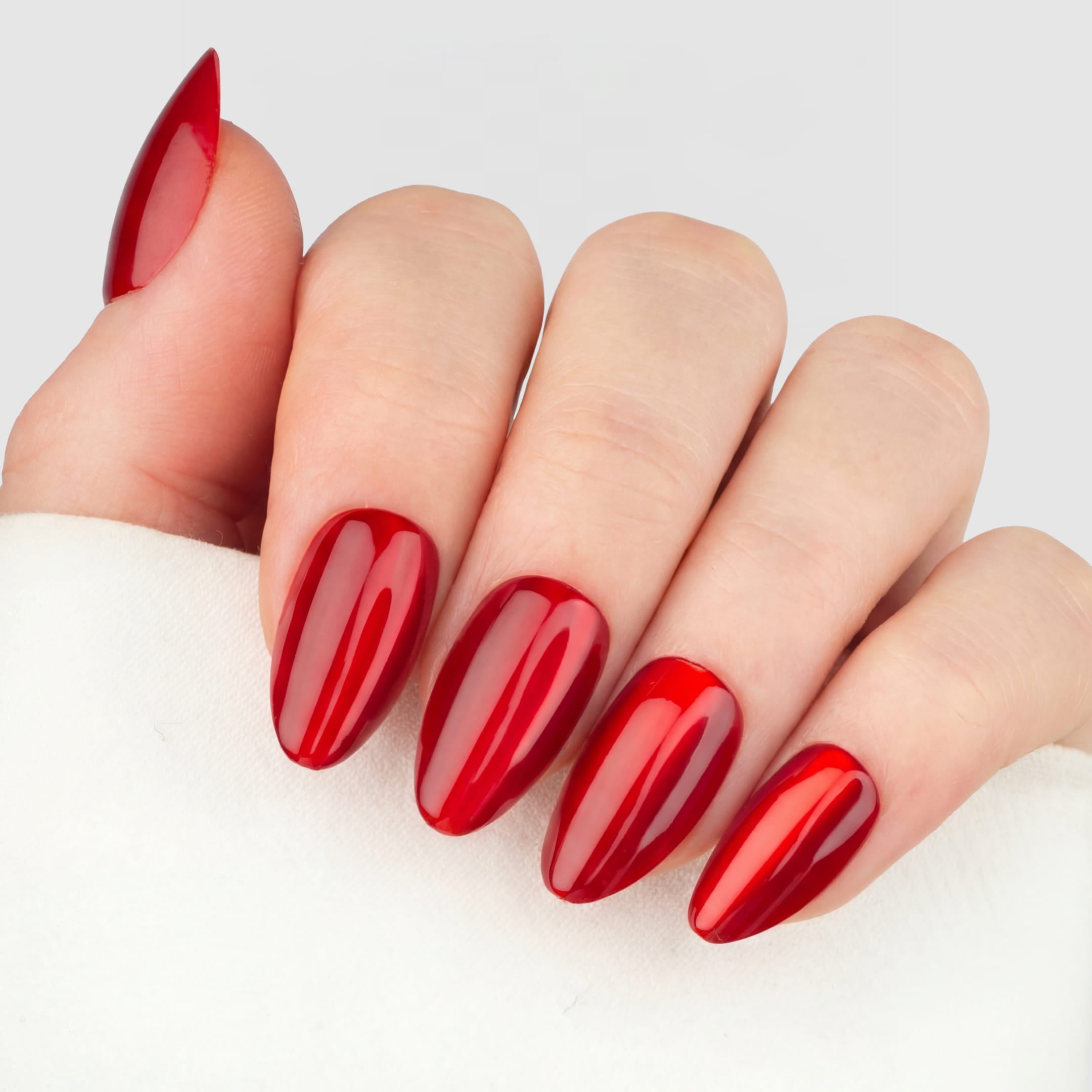 Röda press-on lösnaglar i almondform med högblank finish och romantisk look. Återanvändbara naglar som håller upp till 2 veckor med lim eller glue tabs.