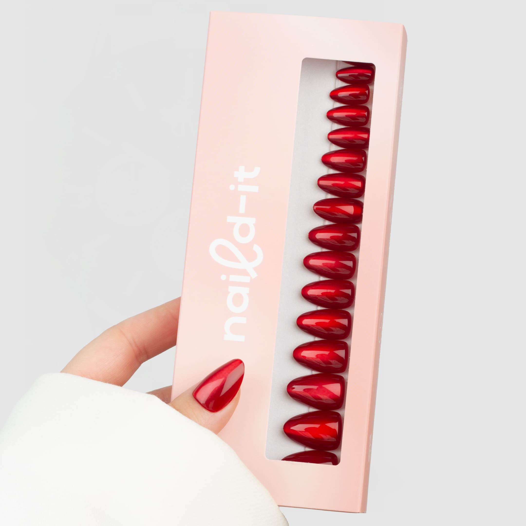 Röda press-on lösnaglar i almondform med högblank finish och romantisk look. Återanvändbara naglar som håller upp till 2 veckor med lim eller glue tabs.