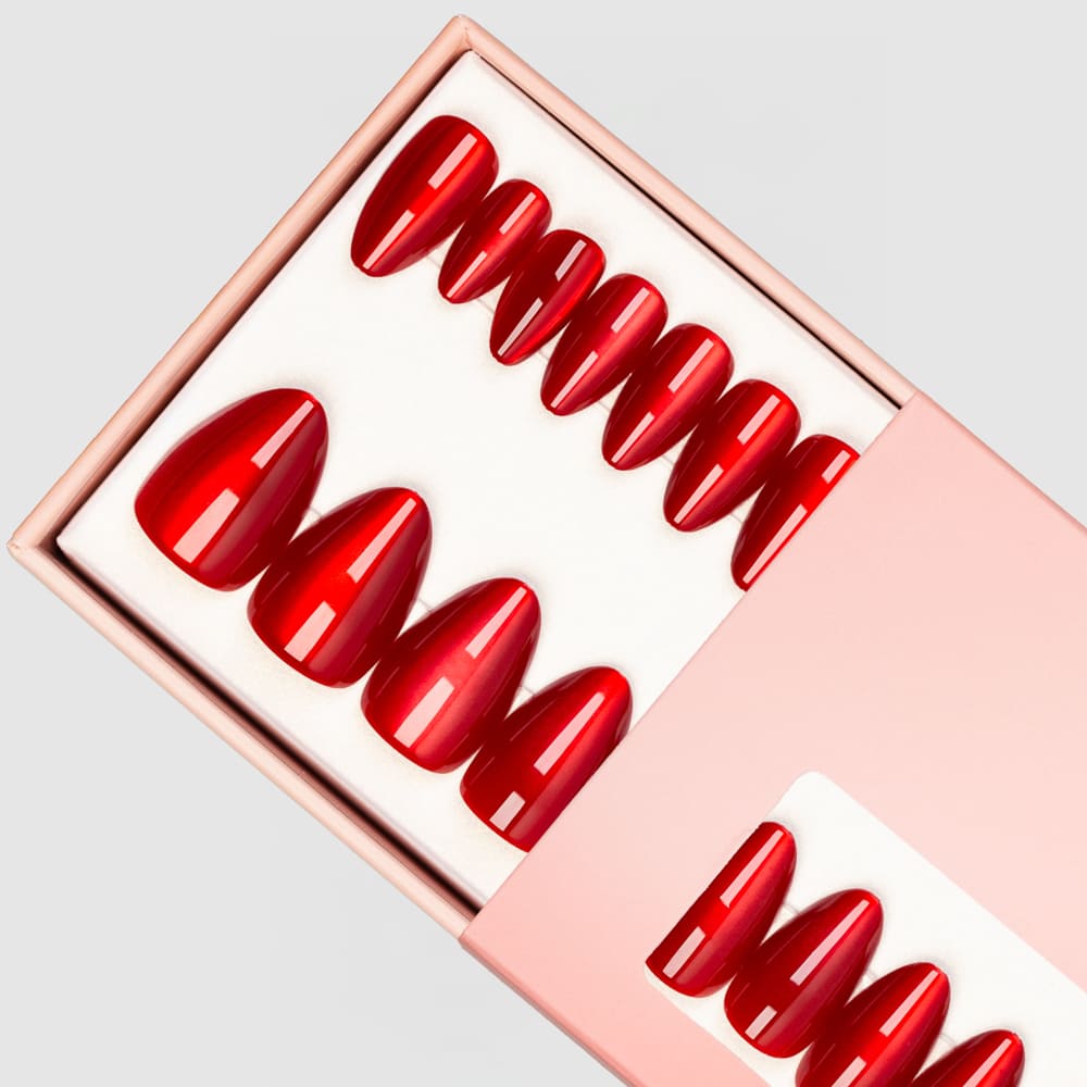 Röda press-on lösnaglar i almondform med högblank finish och romantisk look. Återanvändbara naglar som håller upp till 2 veckor med lim eller glue tabs.