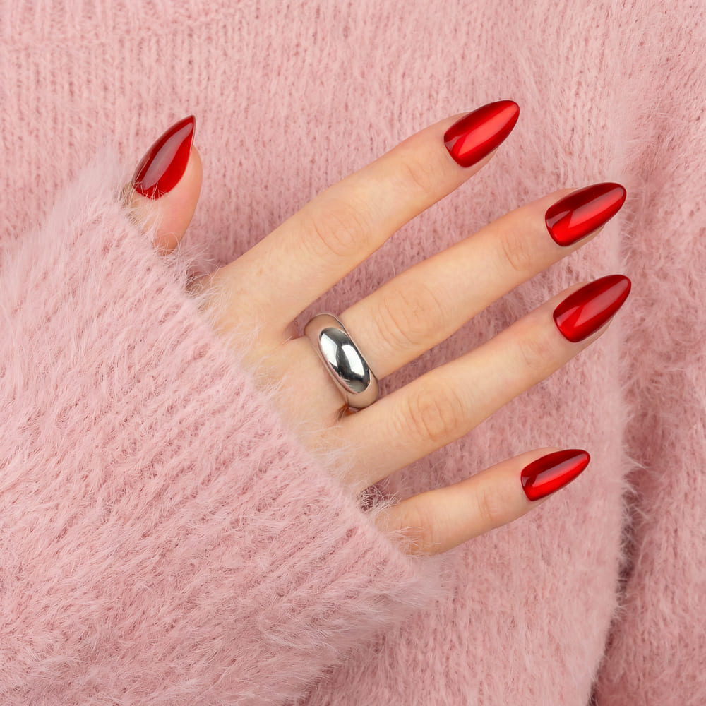 Röda press-on lösnaglar i almondform med högblank finish och romantisk look. Återanvändbara naglar som håller upp till 2 veckor med lim eller glue tabs.