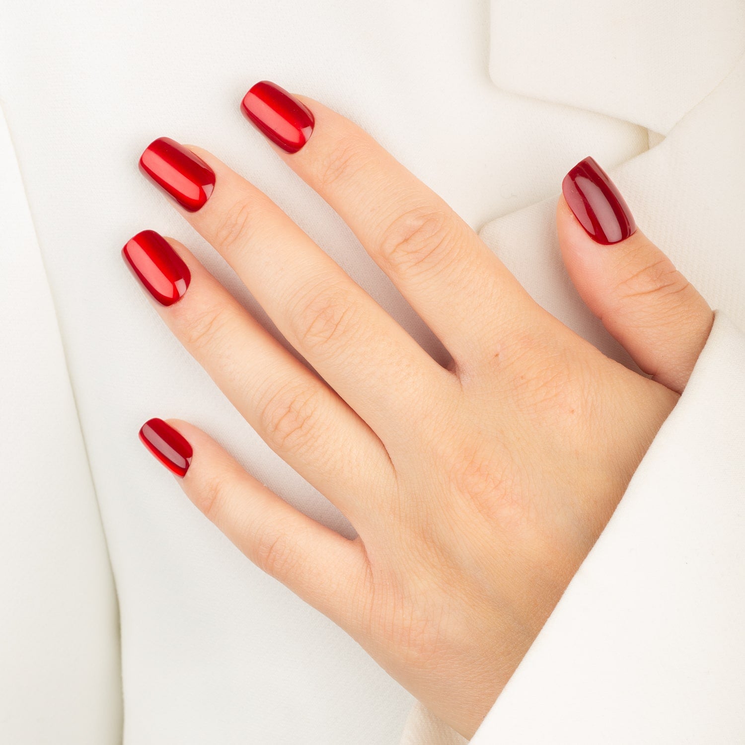 Love Bite Square press-on naglar i djup röd nyans med cat eye-effekt i rak square-form