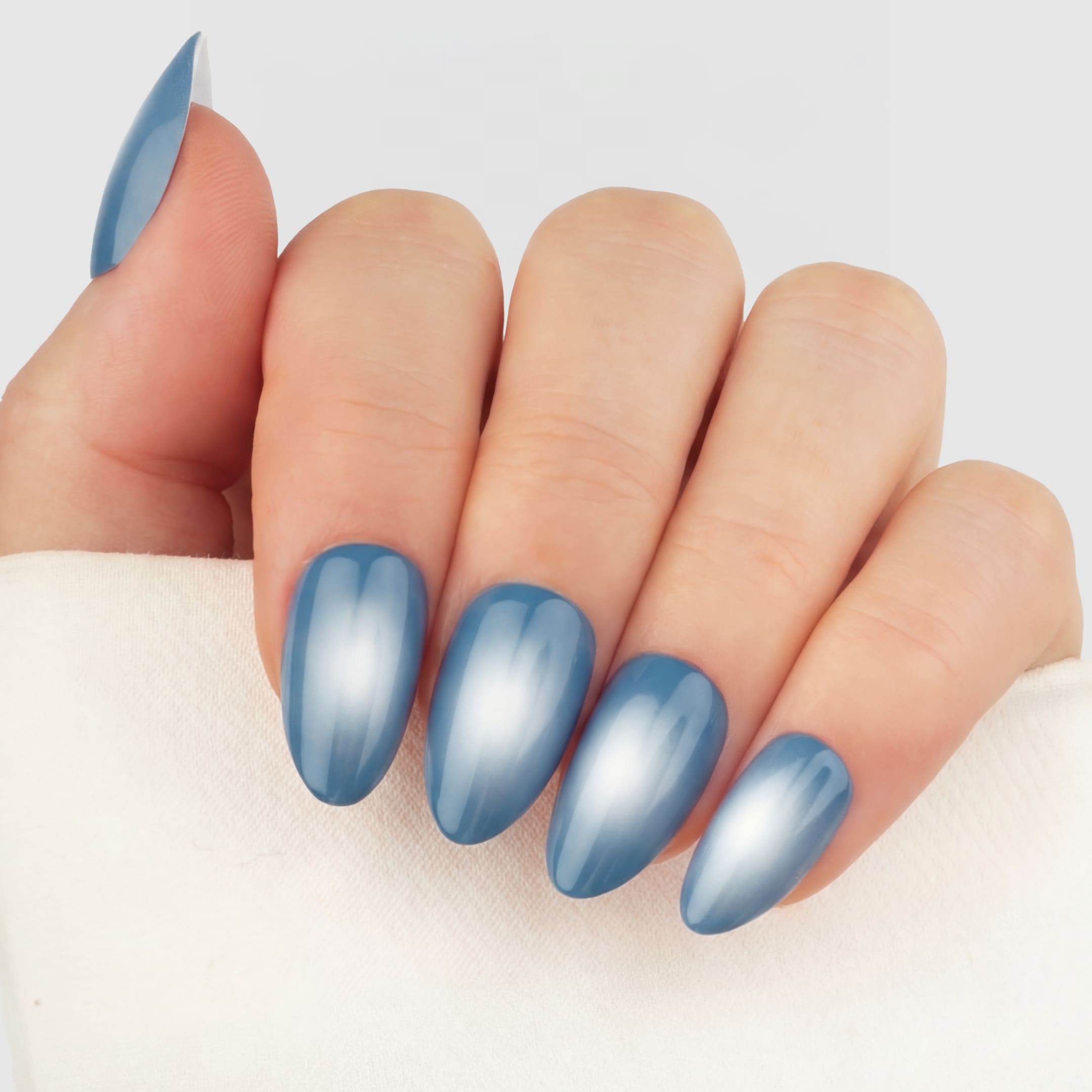 Lunar Aura Almond press-on lösnaglar i almondform med svala blå toner och mjuk aura-effekt