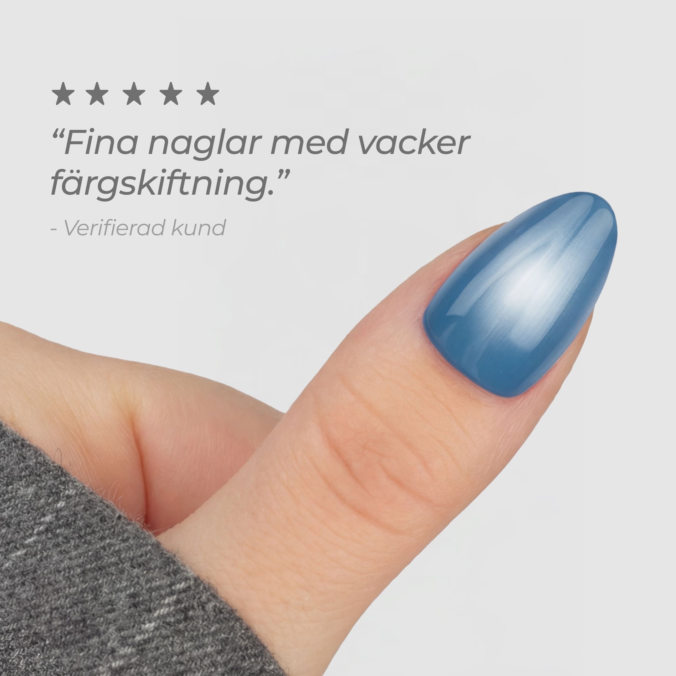 Lunar Aura Almond press-on lösnaglar i almondform med svala blå toner och mjuk aura-effekt
