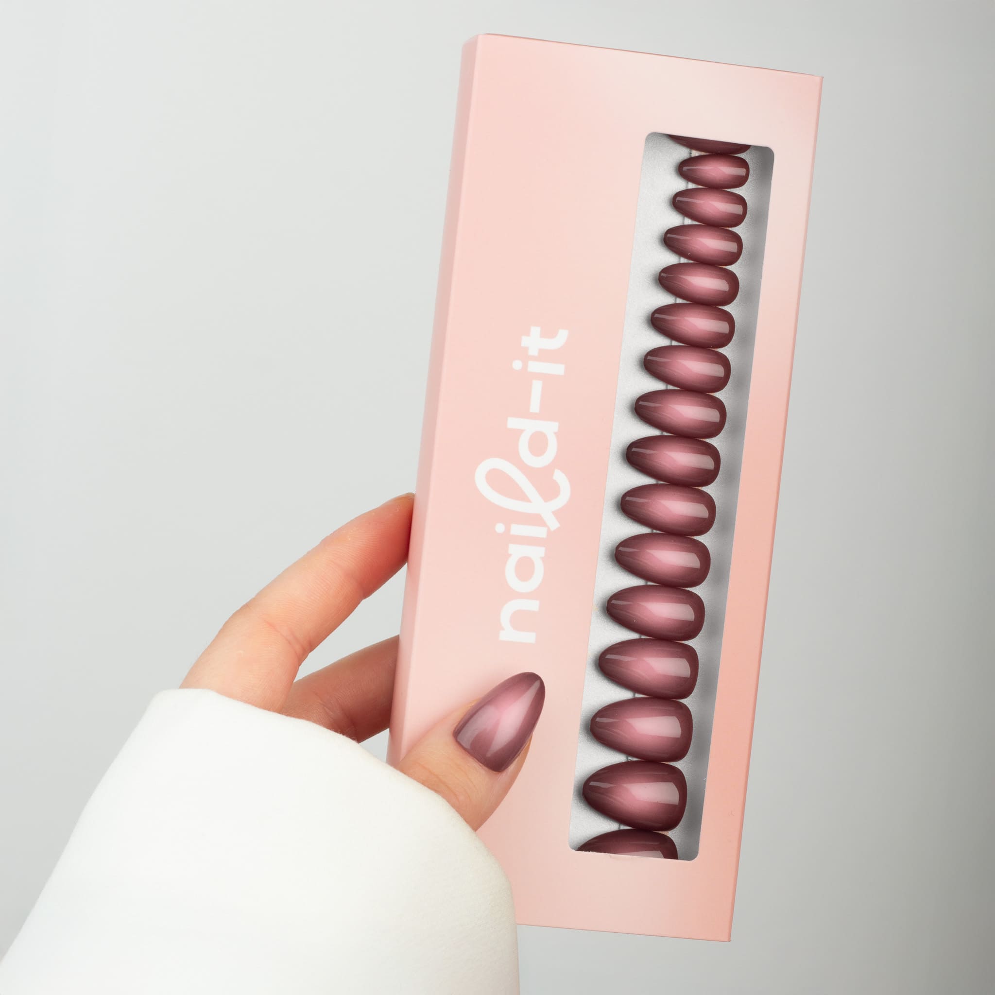 Cosmic Aura Almond press-on lösnaglar i almondform med mjuk aura-effekt och skimrande finish