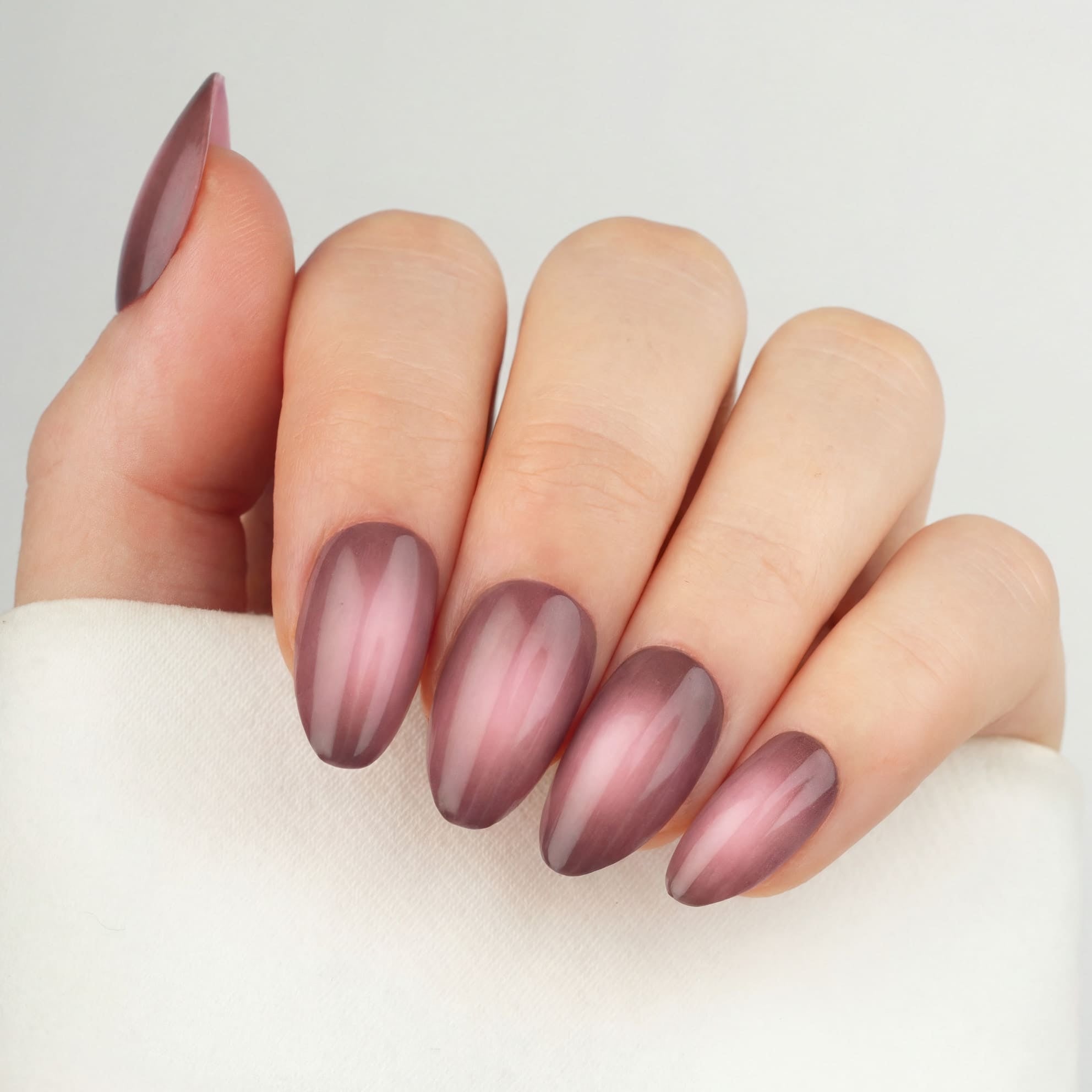 Cosmic Aura Almond press-on lösnaglar i almondform med mjuk aura-effekt och skimrande finish