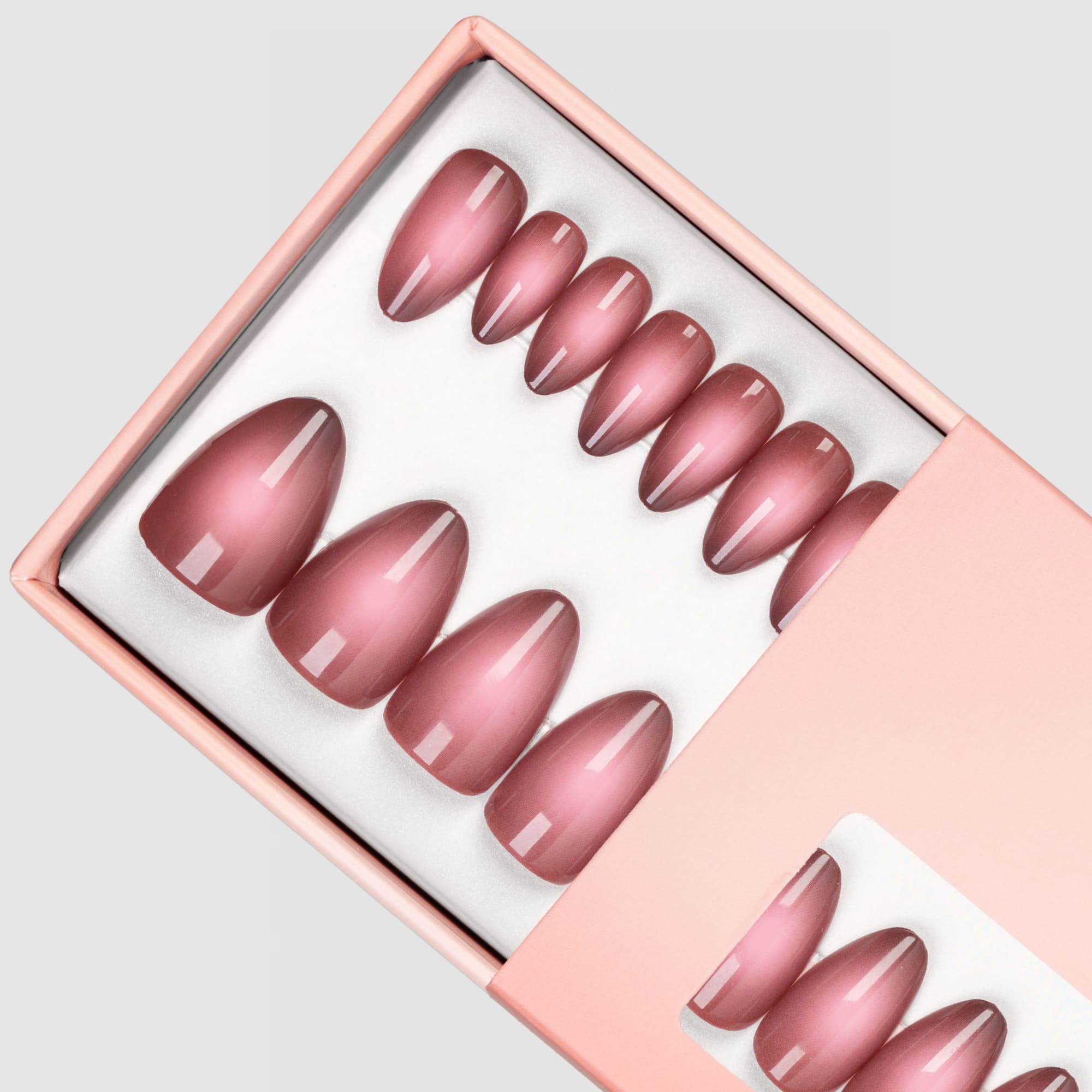 Cosmic Aura Almond press-on lösnaglar i almondform med mjuk aura-effekt och skimrande finish