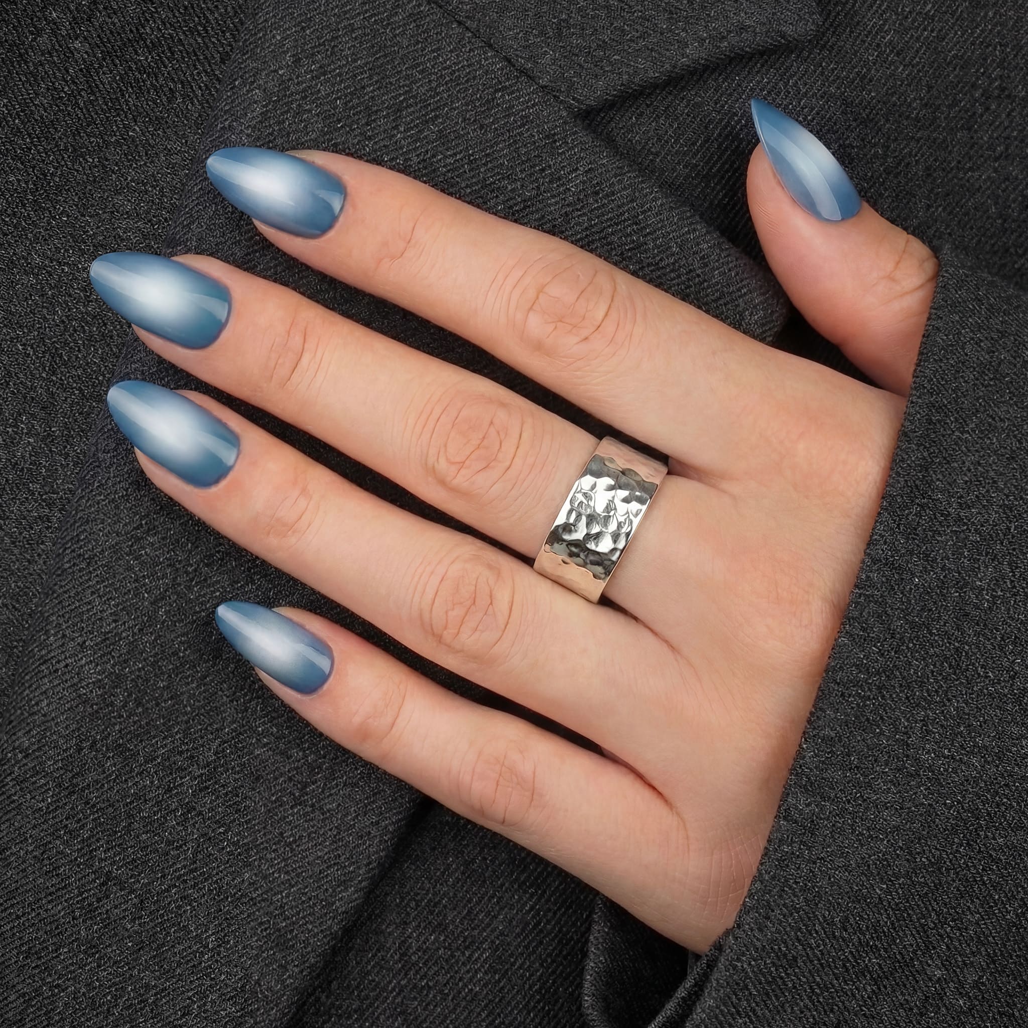 Lunar Aura Almond press-on lösnaglar i almondform med svala blå toner och mjuk aura-effekt