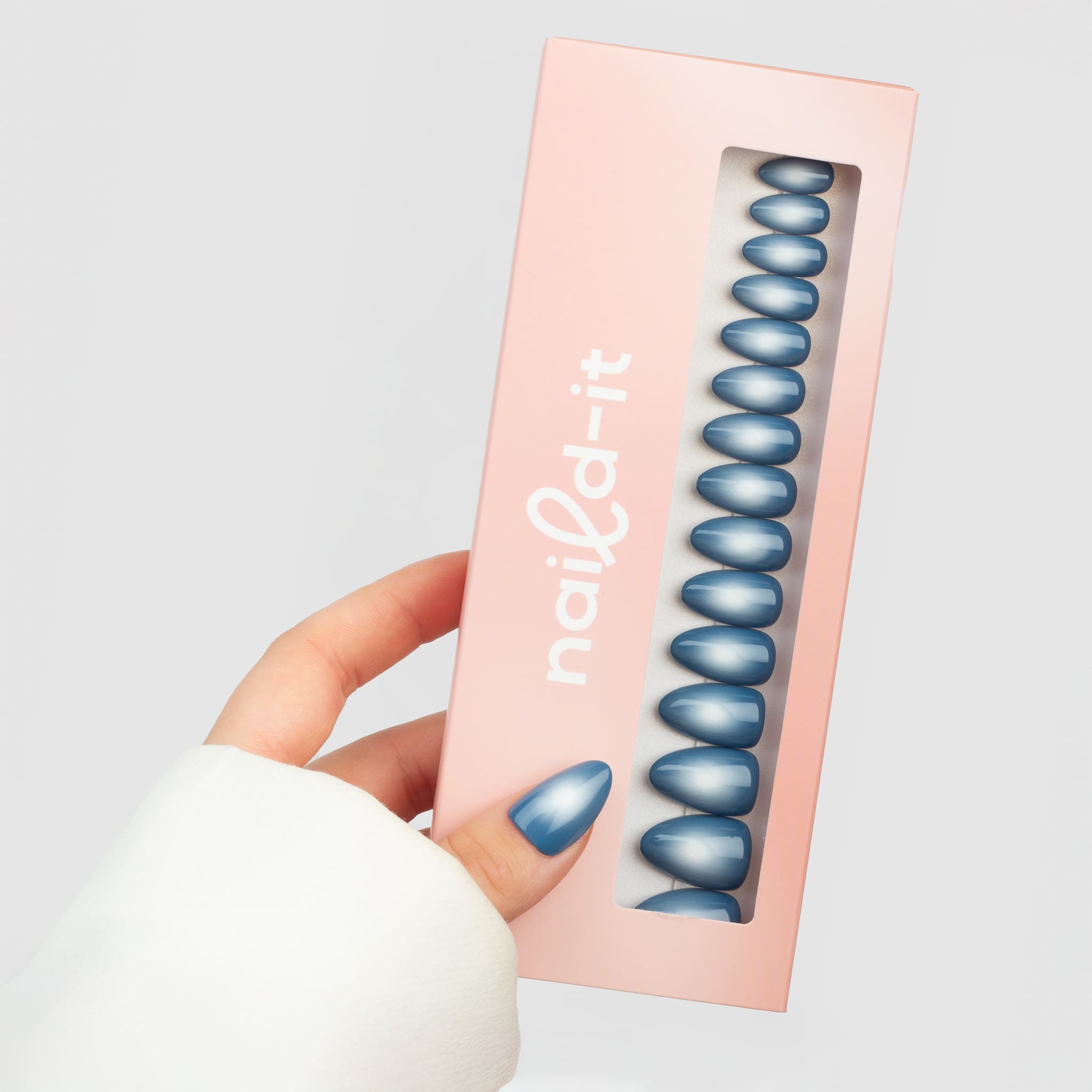 Lunar Aura Almond press-on lösnaglar i almondform med svala blå toner och mjuk aura-effekt
