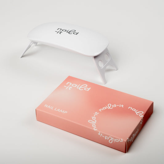 Få salongsnaglar hemma på 15 minuter med Naild-it gelstrips! 60% härdat gellack som appliceras enkelt som klistermärken och blir stenhårt på 60 sekunder under UV-lampa. Håller upp till 14+ dagar – utan kladd eller dyra salongsbesök. Perfekt passform, enkel borttagning. Naild-it – din hemmamanikyr!