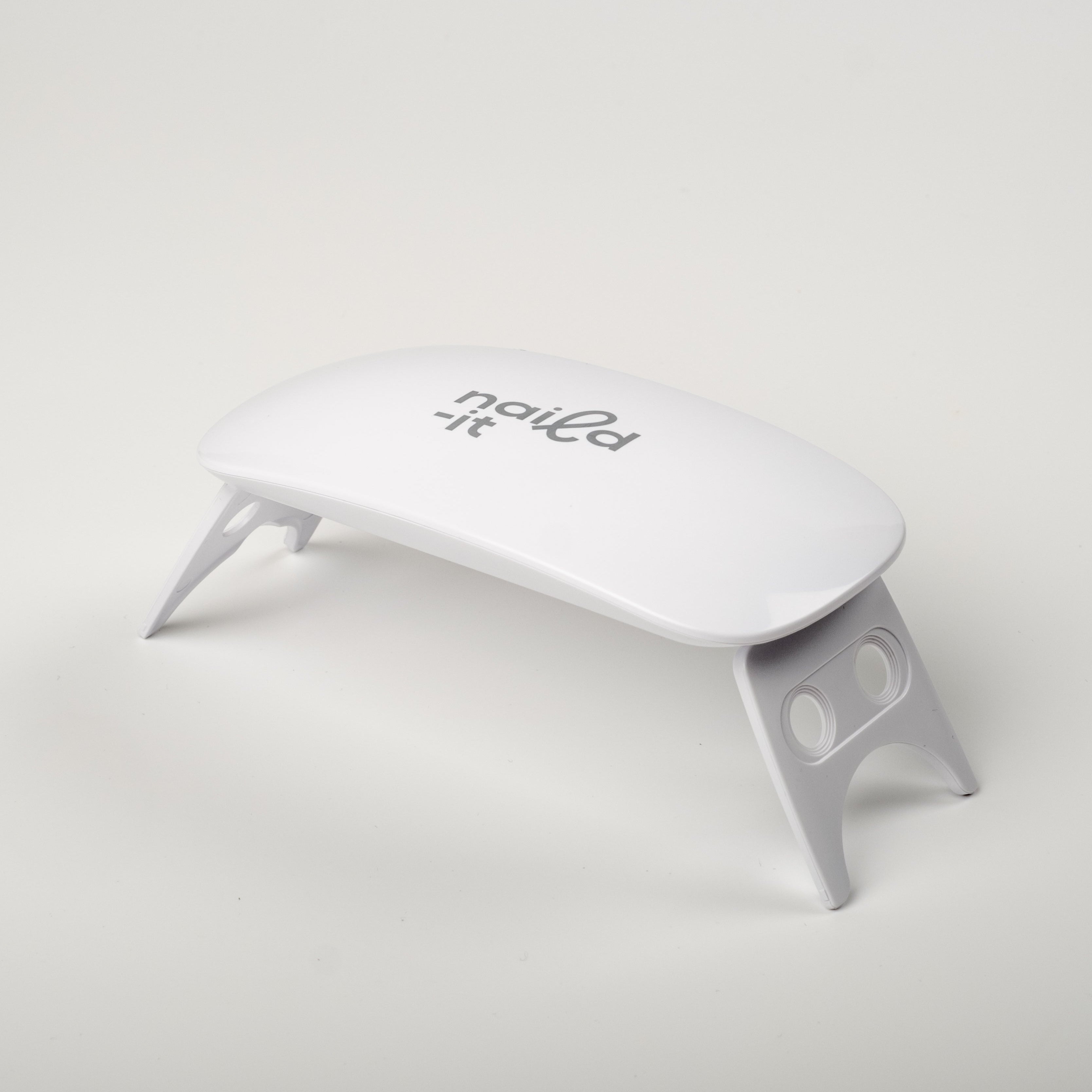 Få salongsnaglar hemma på 15 minuter med Naild-it gelstrips! 60% härdat gellack som appliceras enkelt som klistermärken och blir stenhårt på 60 sekunder under UV-lampa. Håller upp till 14+ dagar – utan kladd eller dyra salongsbesök. Perfekt passform, enkel borttagning. Naild-it – din hemmamanikyr!