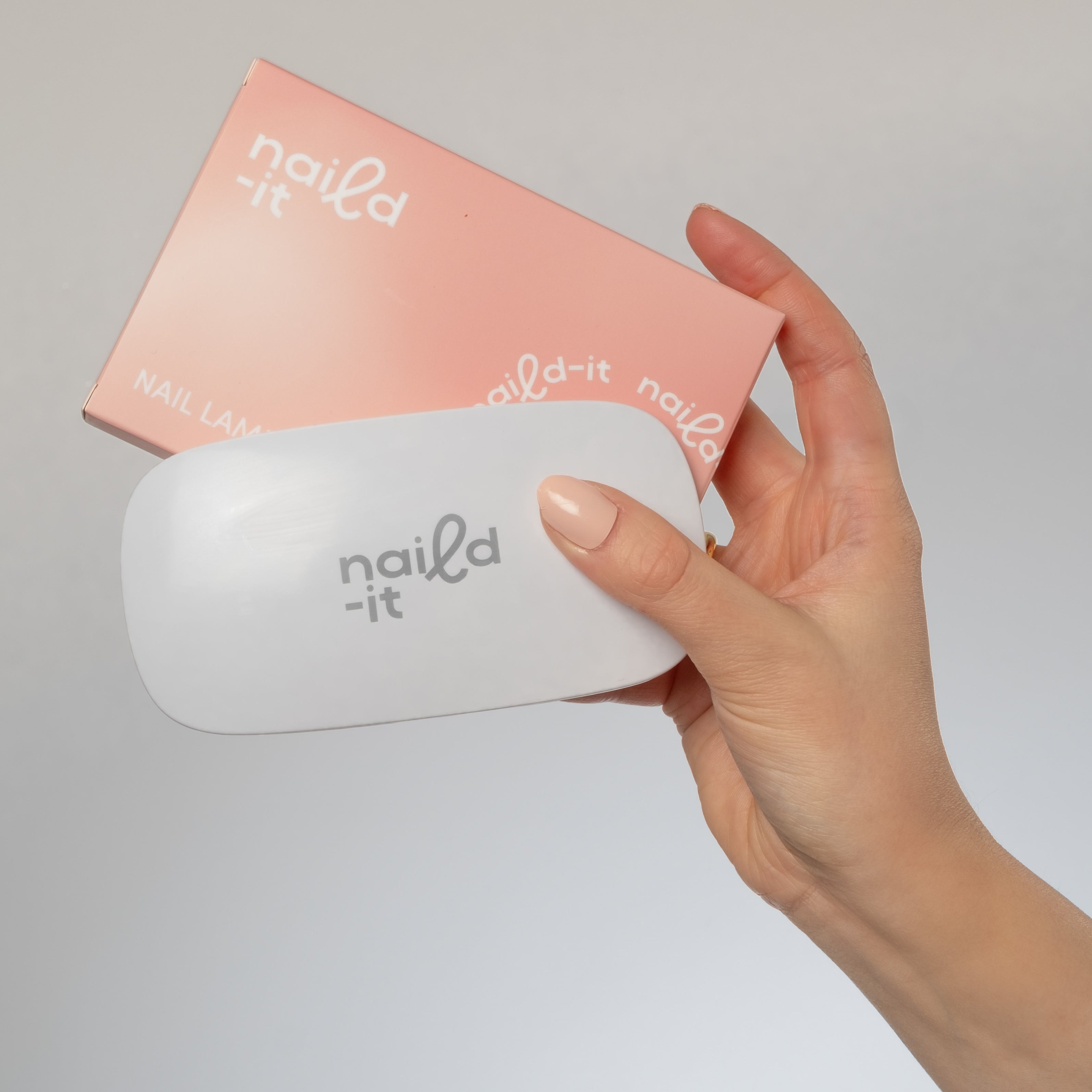 Få salongsnaglar hemma på 15 minuter med Naild-it gelstrips! 60% härdat gellack som appliceras enkelt som klistermärken och blir stenhårt på 60 sekunder under UV-lampa. Håller upp till 14+ dagar – utan kladd eller dyra salongsbesök. Perfekt passform, enkel borttagning. Naild-it – din hemmamanikyr!