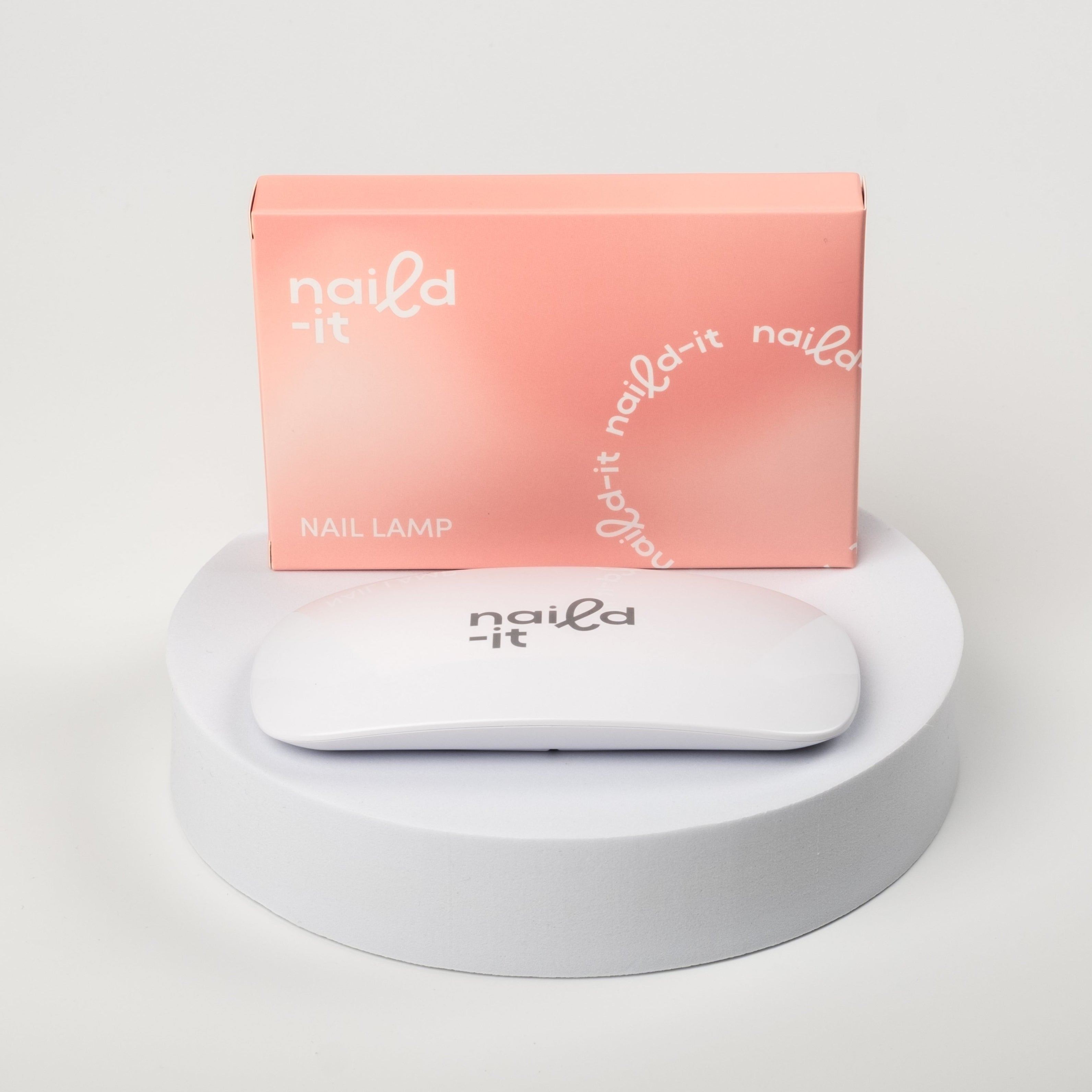 Få salongsnaglar hemma på 15 minuter med Naild-it gelstrips! 60% härdat gellack som appliceras enkelt som klistermärken och blir stenhårt på 60 sekunder under UV-lampa. Håller upp till 14+ dagar – utan kladd eller dyra salongsbesök. Perfekt passform, enkel borttagning. Naild-it – din hemmamanikyr!