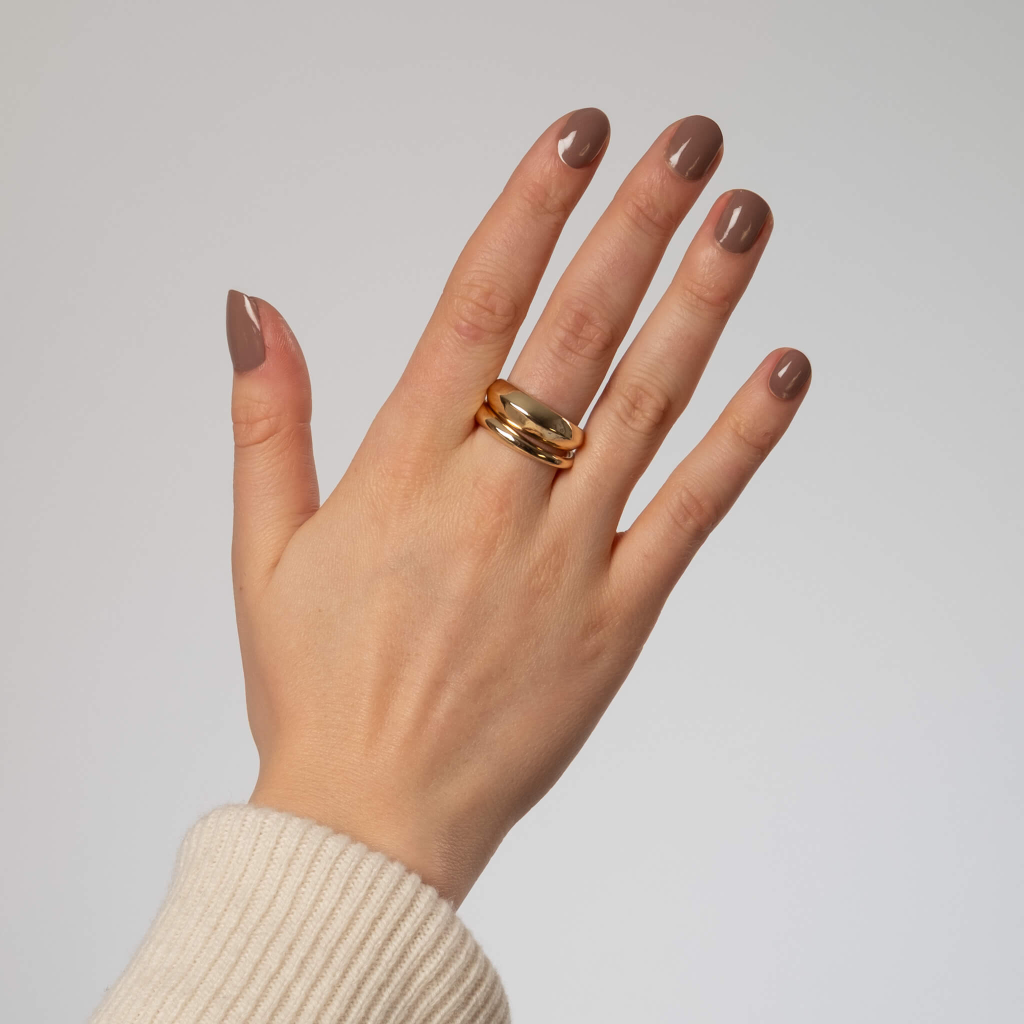 Få salongsnaglar hemma på 15 minuter med Naild-it gelstrips! 60% härdat gellack som appliceras enkelt som klistermärken och blir stenhårt på 60 sekunder under UV-lampa. Håller upp till 14+ dagar – utan kladd eller dyra salongsbesök. Perfekt passform, enkel borttagning. Naild-it – din hemmamanikyr!