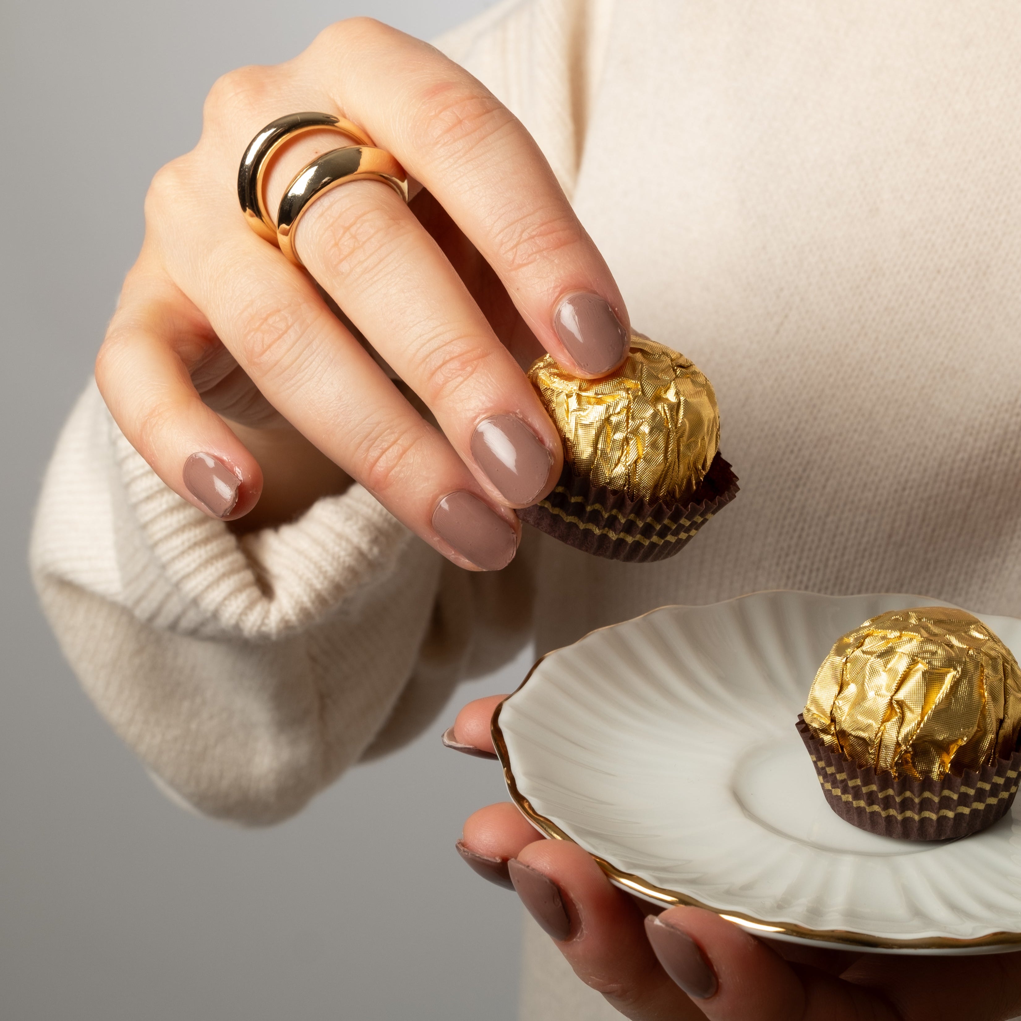 Få salongsnaglar hemma på 15 minuter med Naild-it gelstrips! 60% härdat gellack som appliceras enkelt som klistermärken och blir stenhårt på 60 sekunder under UV-lampa. Håller upp till 14+ dagar – utan kladd eller dyra salongsbesök. Perfekt passform, enkel borttagning. Naild-it – din hemmamanikyr!