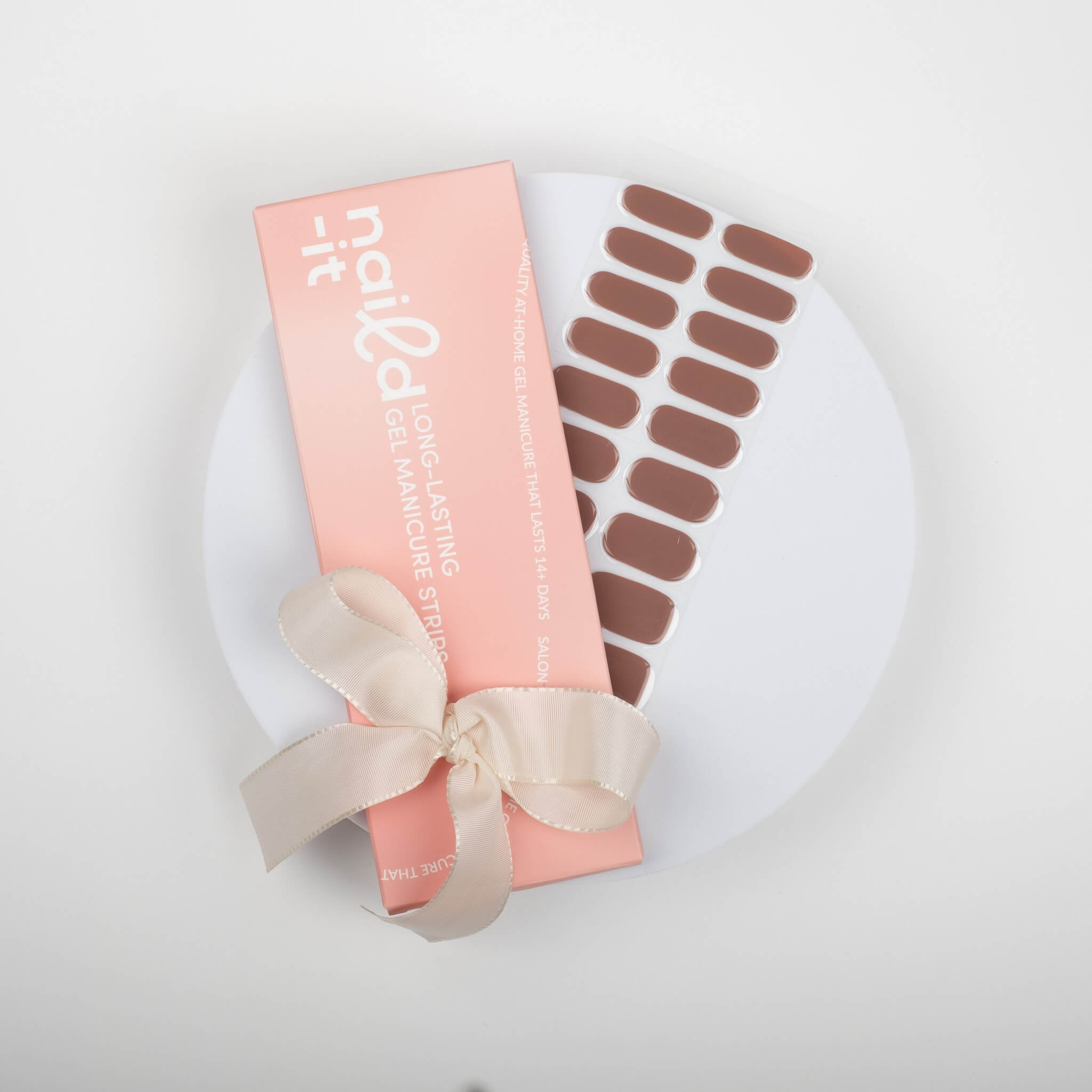 Få salongsnaglar hemma på 15 minuter med Naild-it gelstrips! 60% härdat gellack som appliceras enkelt som klistermärken och blir stenhårt på 60 sekunder under UV-lampa. Håller upp till 14+ dagar – utan kladd eller dyra salongsbesök. Perfekt passform, enkel borttagning. Naild-it – din hemmamanikyr!