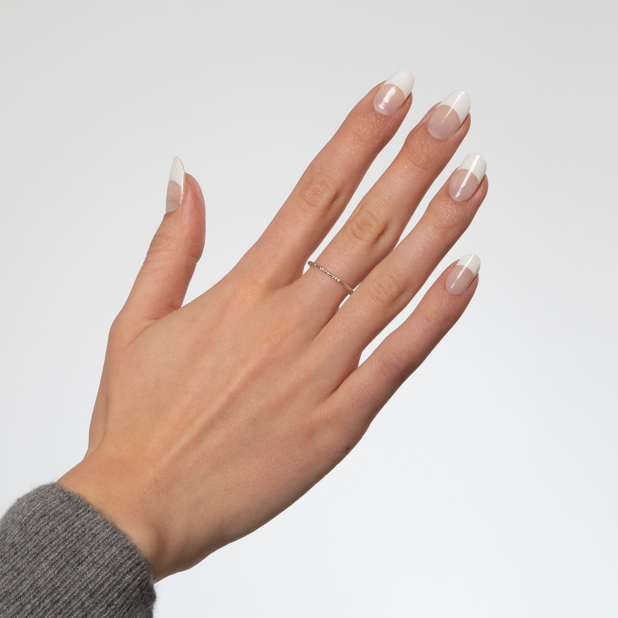 Få salongsnaglar hemma på 15 minuter med Naild-it gelstrips! 60% härdat gellack som appliceras enkelt som klistermärken och blir stenhårt på 60 sekunder under UV-lampa. Håller upp till 14+ dagar – utan kladd eller dyra salongsbesök. Perfekt passform, enkel borttagning. Naild-it – din hemmamanikyr!