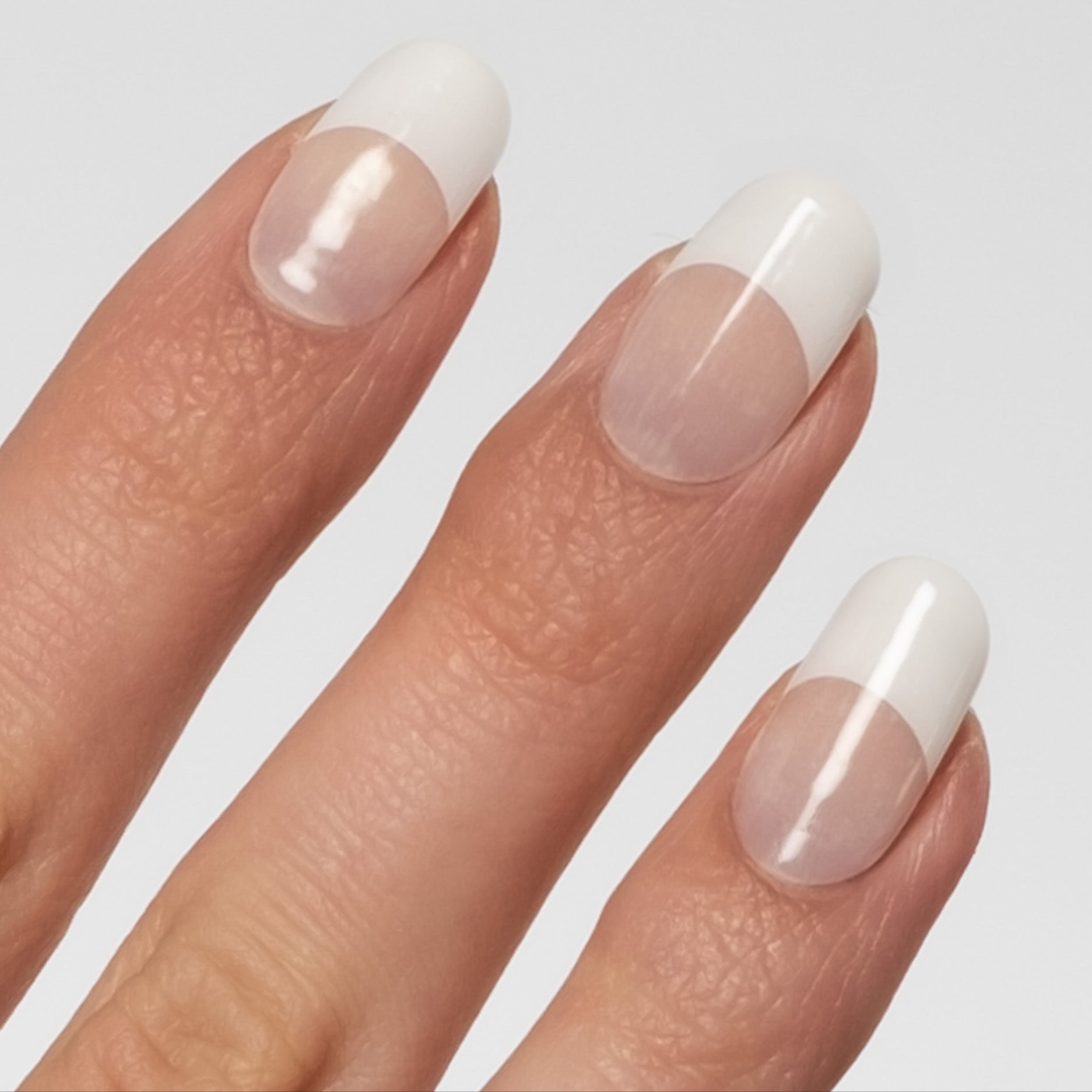 Få salongsnaglar hemma på 15 minuter med Naild-it gelstrips! 60% härdat gellack som appliceras enkelt som klistermärken och blir stenhårt på 60 sekunder under UV-lampa. Håller upp till 14+ dagar – utan kladd eller dyra salongsbesök. Perfekt passform, enkel borttagning. Naild-it – din hemmamanikyr!