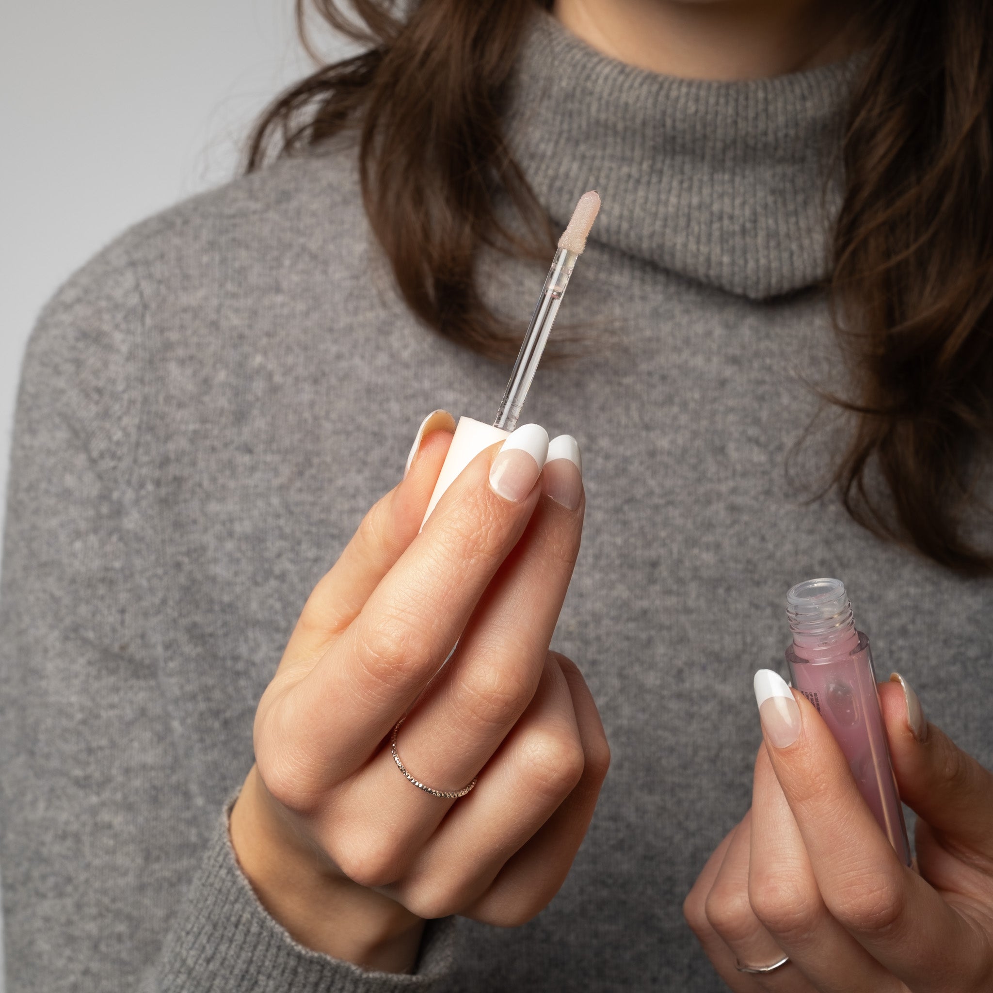 Få salongsnaglar hemma på 15 minuter med Naild-it gelstrips! 60% härdat gellack som appliceras enkelt som klistermärken och blir stenhårt på 60 sekunder under UV-lampa. Håller upp till 14+ dagar – utan kladd eller dyra salongsbesök. Perfekt passform, enkel borttagning. Naild-it – din hemmamanikyr!