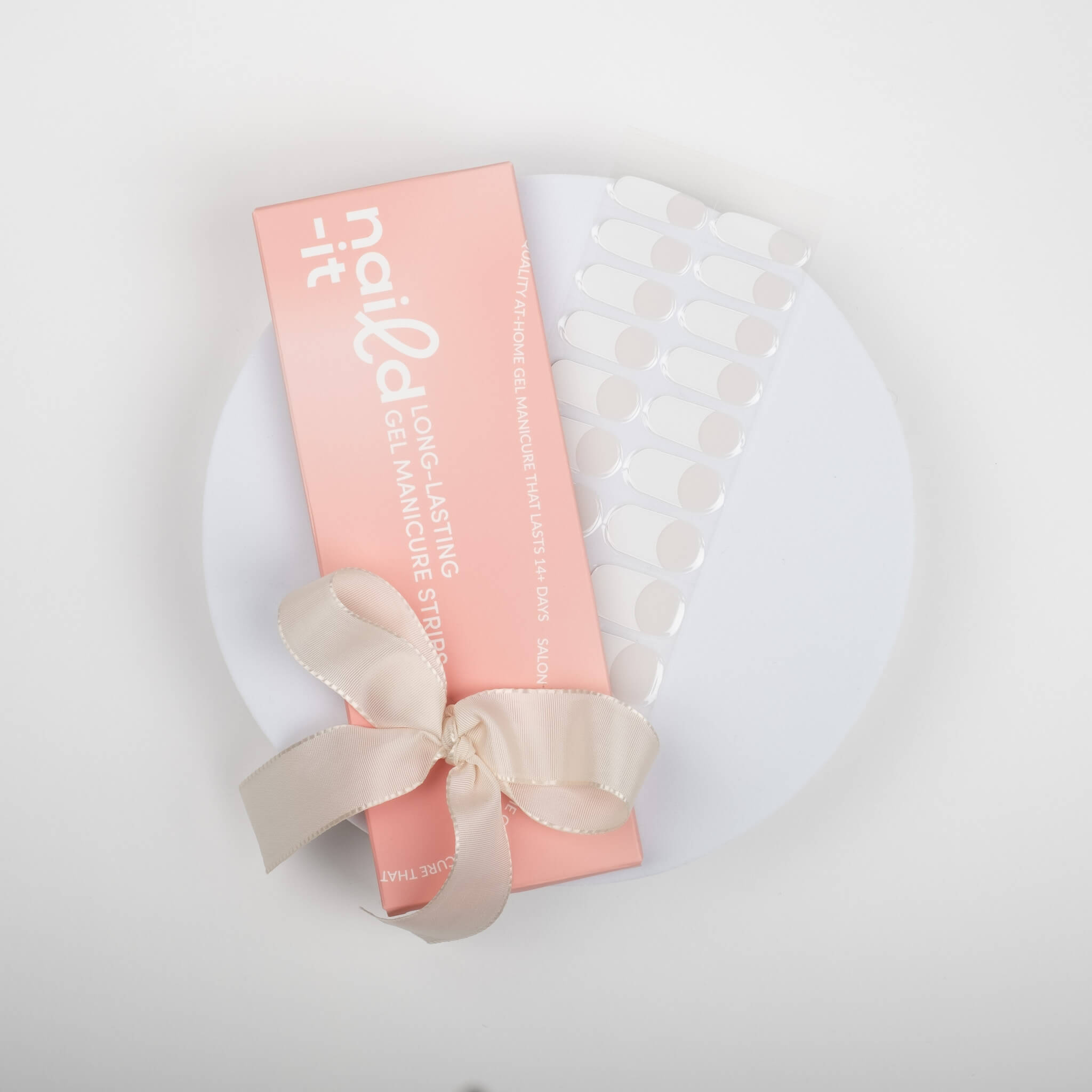 Få salongsnaglar hemma på 15 minuter med Naild-it gelstrips! 60% härdat gellack som appliceras enkelt som klistermärken och blir stenhårt på 60 sekunder under UV-lampa. Håller upp till 14+ dagar – utan kladd eller dyra salongsbesök. Perfekt passform, enkel borttagning. Naild-it – din hemmamanikyr!