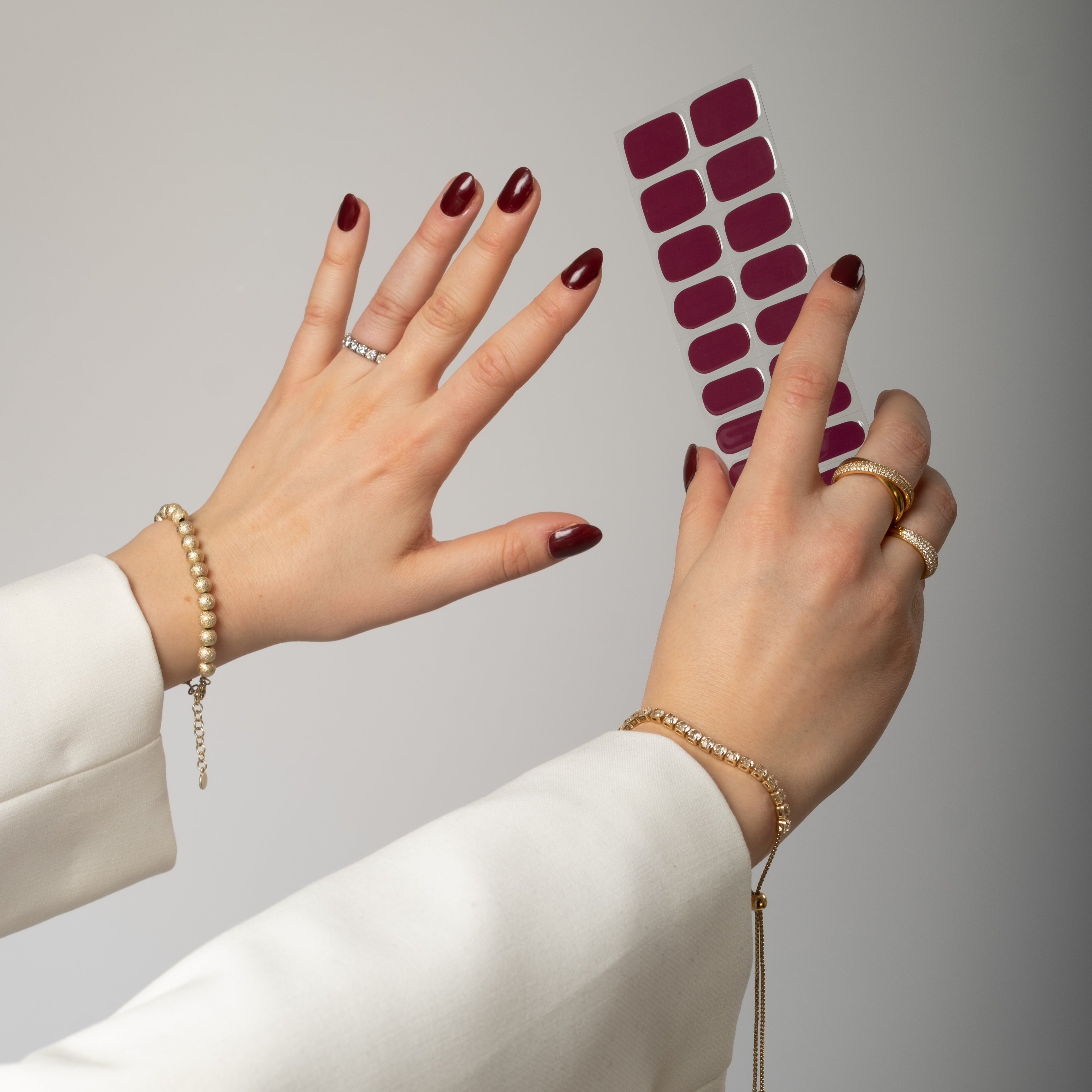 Få salongsnaglar hemma på 15 minuter med Naild-it gelstrips! 60% härdat gellack som appliceras enkelt som klistermärken och blir stenhårt på 60 sekunder under UV-lampa. Håller upp till 14+ dagar – utan kladd eller dyra salongsbesök. Perfekt passform, enkel borttagning. Naild-it – din hemmamanikyr!