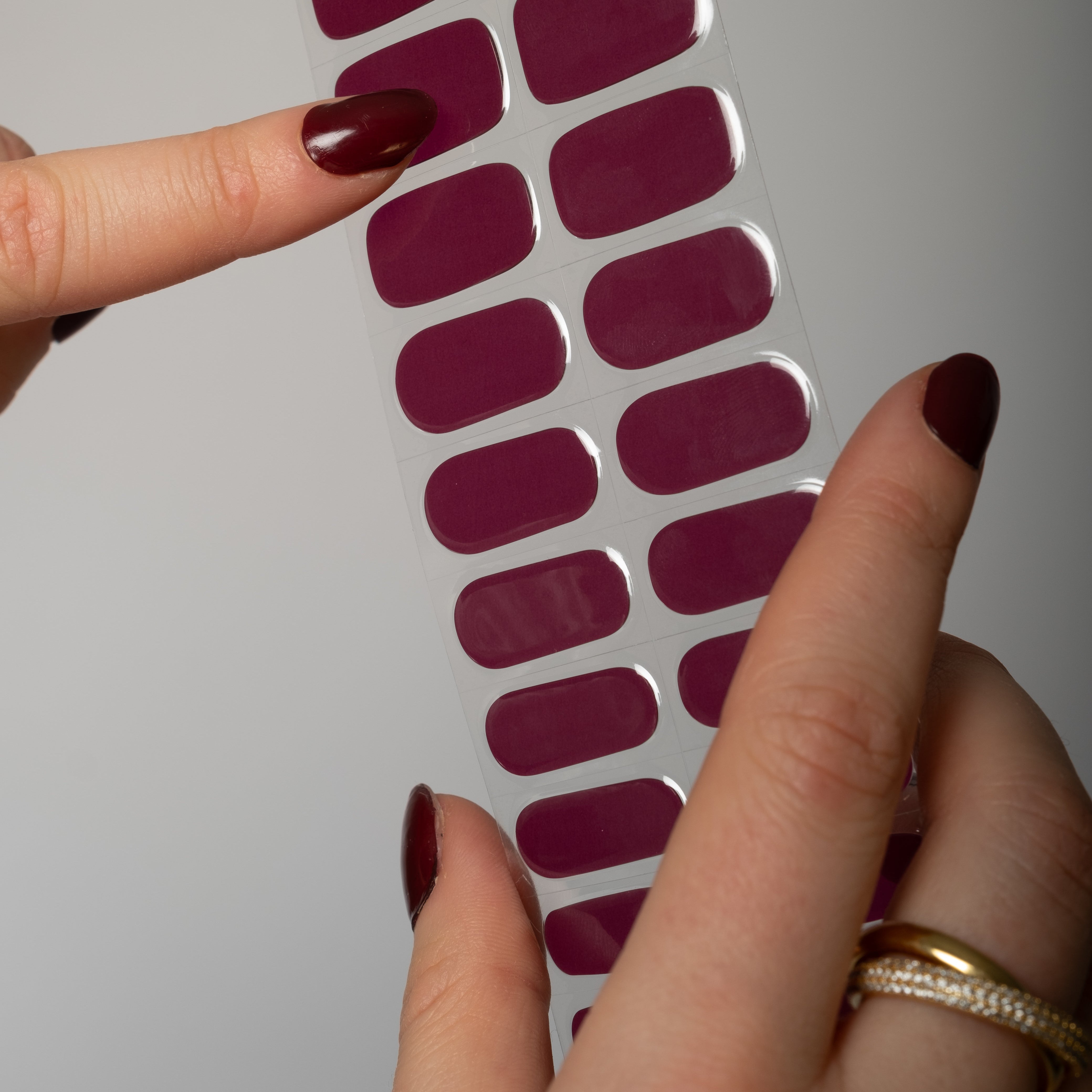 Få salongsnaglar hemma på 15 minuter med Naild-it gelstrips! 60% härdat gellack som appliceras enkelt som klistermärken och blir stenhårt på 60 sekunder under UV-lampa. Håller upp till 14+ dagar – utan kladd eller dyra salongsbesök. Perfekt passform, enkel borttagning. Naild-it – din hemmamanikyr!
