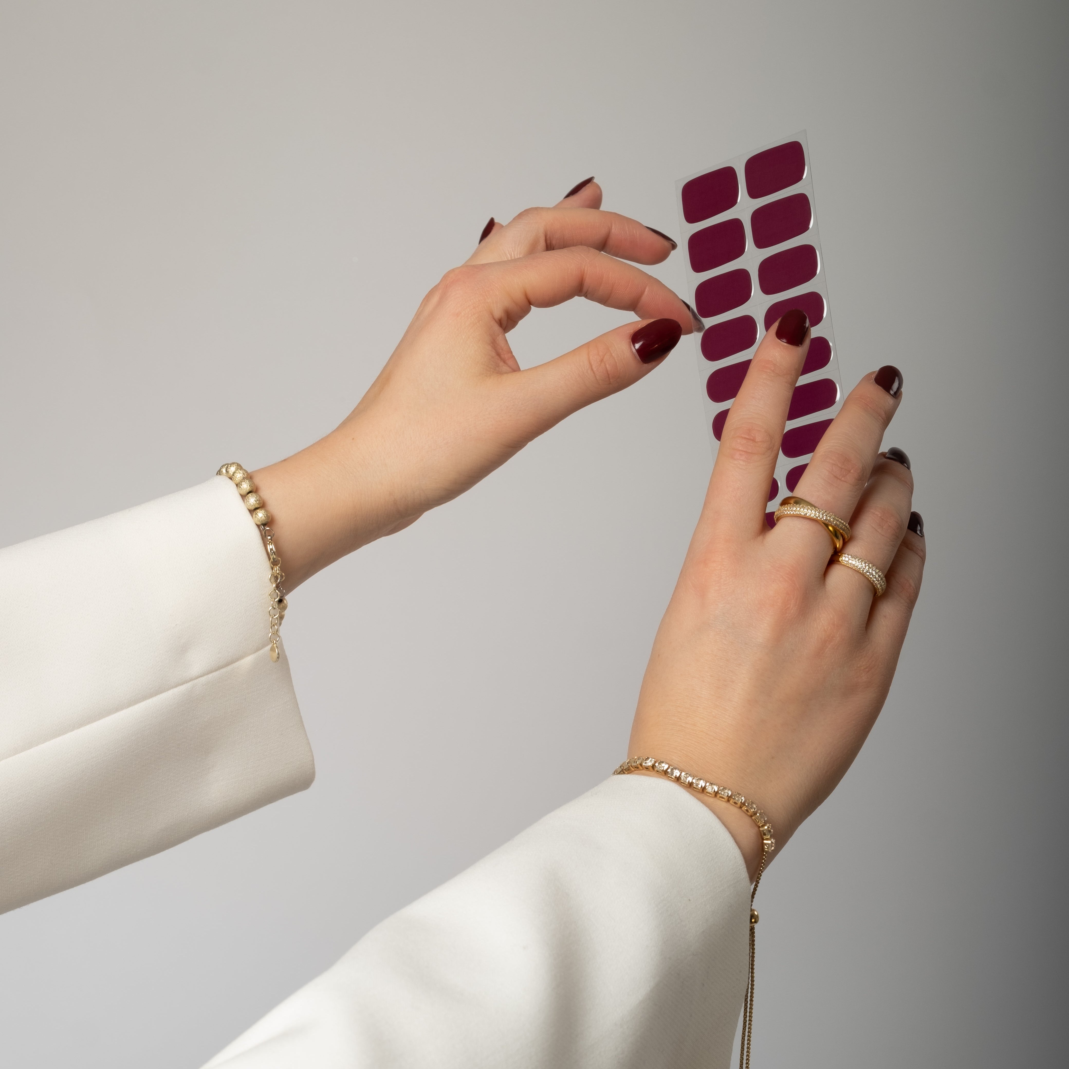 Få salongsnaglar hemma på 15 minuter med Naild-it gelstrips! 60% härdat gellack som appliceras enkelt som klistermärken och blir stenhårt på 60 sekunder under UV-lampa. Håller upp till 14+ dagar – utan kladd eller dyra salongsbesök. Perfekt passform, enkel borttagning. Naild-it – din hemmamanikyr!