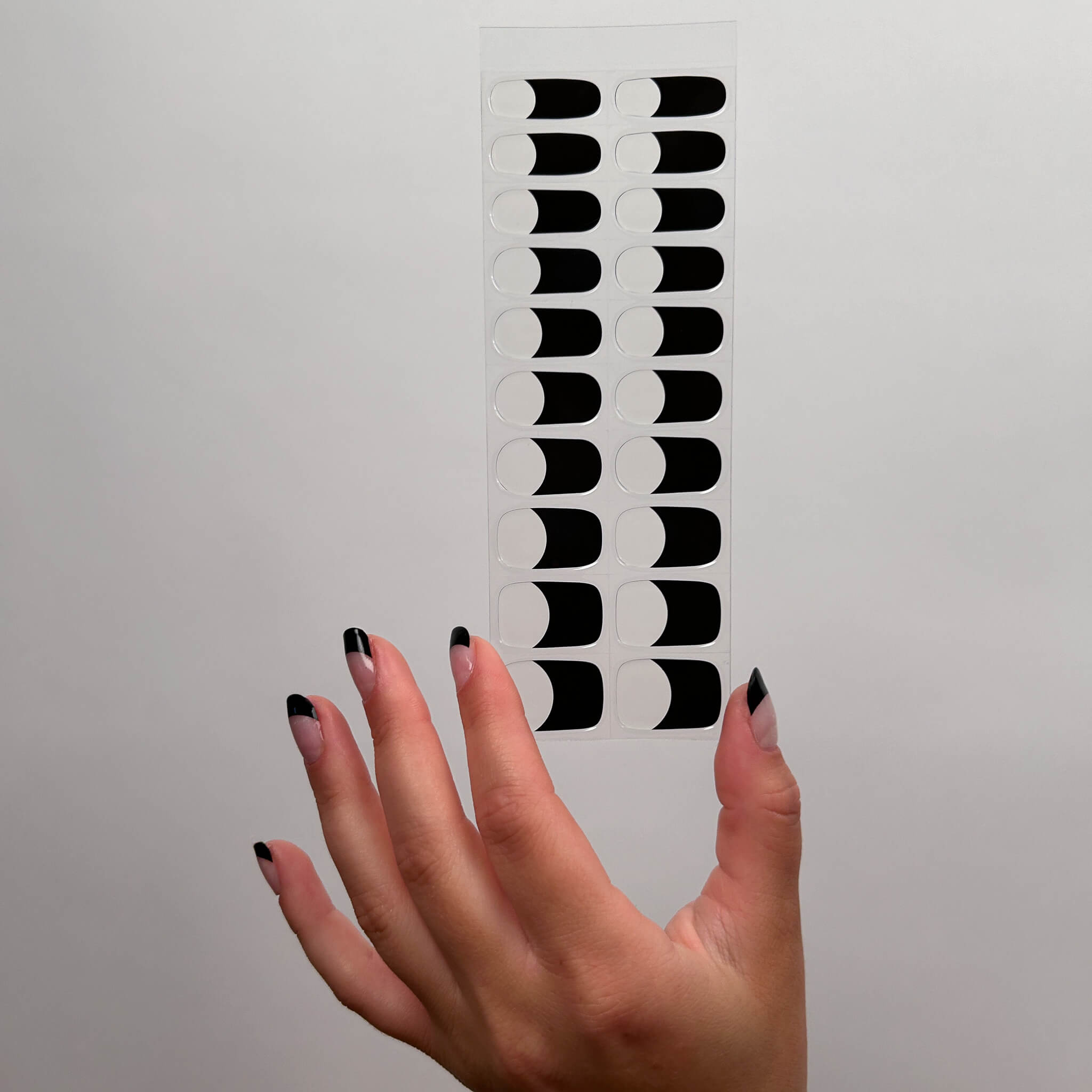 Få salongsnaglar hemma på 15 minuter med Naild-it gelstrips! 60% härdat gellack som appliceras enkelt som klistermärken och blir stenhårt på 60 sekunder under UV-lampa. Håller upp till 14+ dagar – utan kladd eller dyra salongsbesök. Perfekt passform, enkel borttagning. Naild-it – din hemmamanikyr!