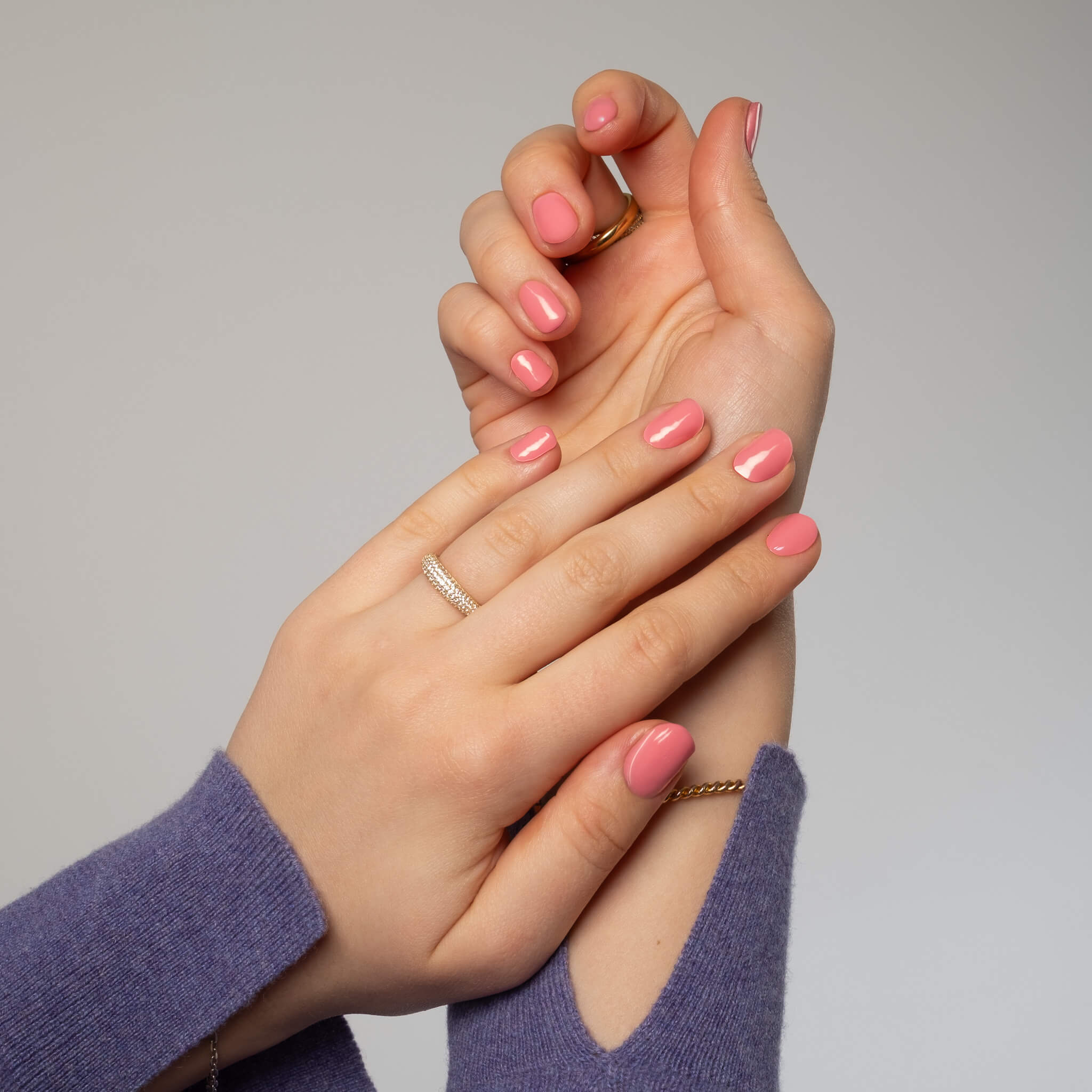 Få salongsnaglar hemma på 15 minuter med Naild-it gelstrips! 60% härdat gellack som appliceras enkelt som klistermärken och blir stenhårt på 60 sekunder under UV-lampa. Håller upp till 14+ dagar – utan kladd eller dyra salongsbesök. Perfekt passform, enkel borttagning. Naild-it – din hemmamanikyr!