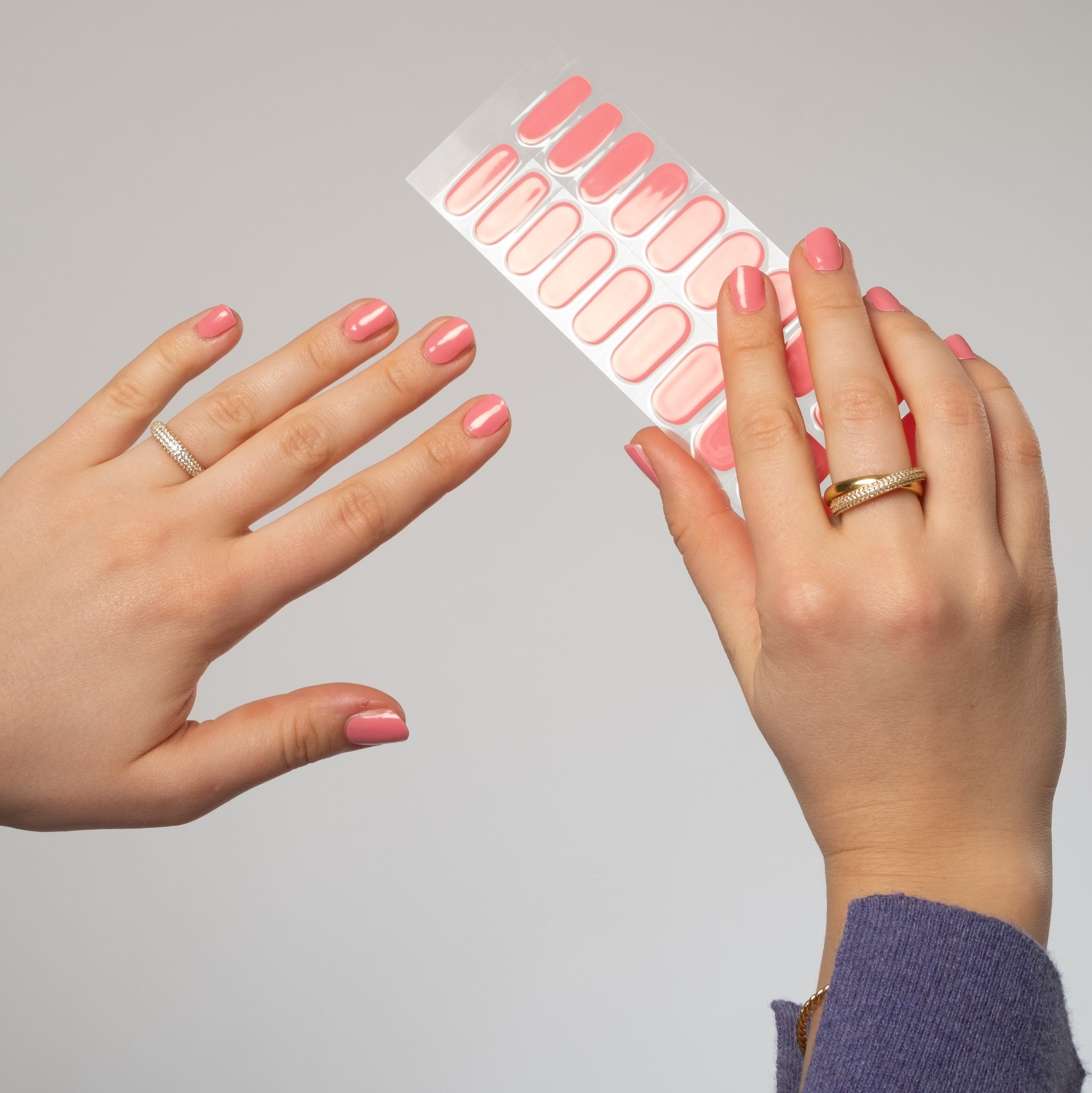 Få salongsnaglar hemma på 15 minuter med Naild-it gelstrips! 60% härdat gellack som appliceras enkelt som klistermärken och blir stenhårt på 60 sekunder under UV-lampa. Håller upp till 14+ dagar – utan kladd eller dyra salongsbesök. Perfekt passform, enkel borttagning. Naild-it – din hemmamanikyr!