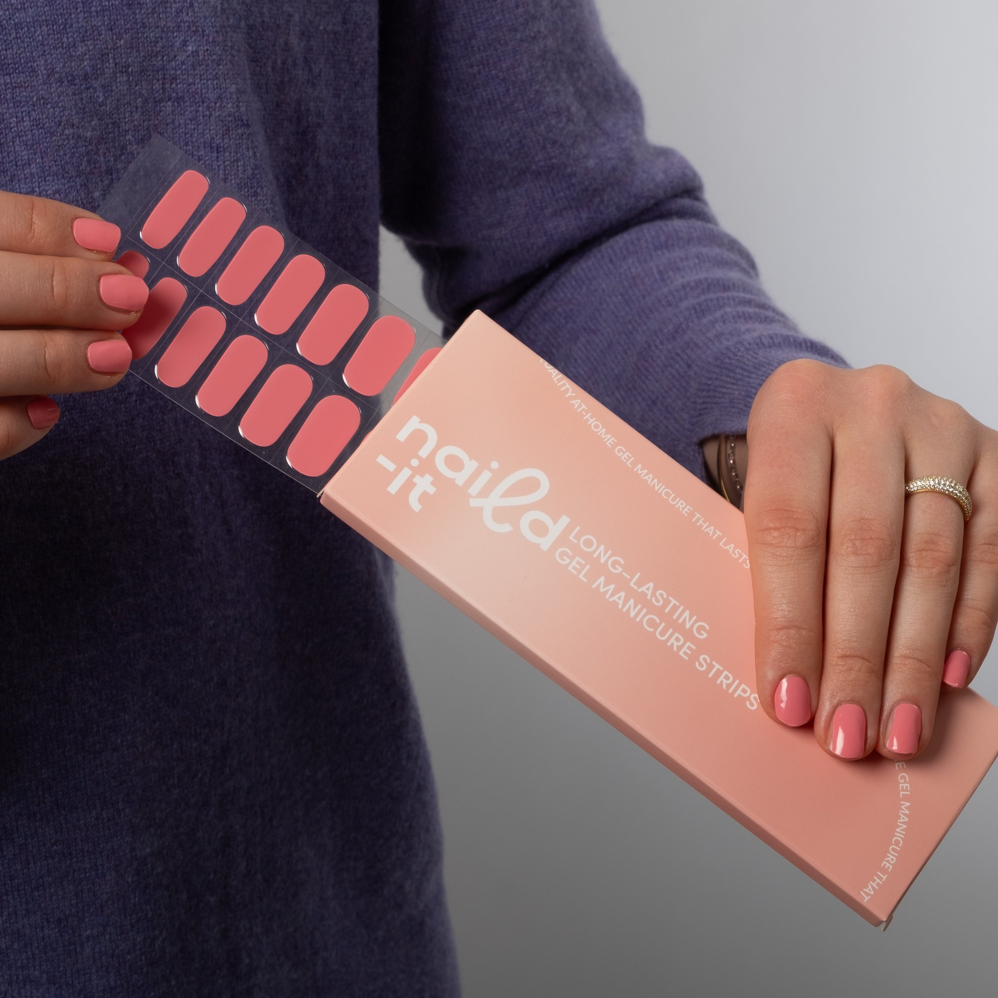 Få salongsnaglar hemma på 15 minuter med Naild-it gelstrips! 60% härdat gellack som appliceras enkelt som klistermärken och blir stenhårt på 60 sekunder under UV-lampa. Håller upp till 14+ dagar – utan kladd eller dyra salongsbesök. Perfekt passform, enkel borttagning. Naild-it – din hemmamanikyr!