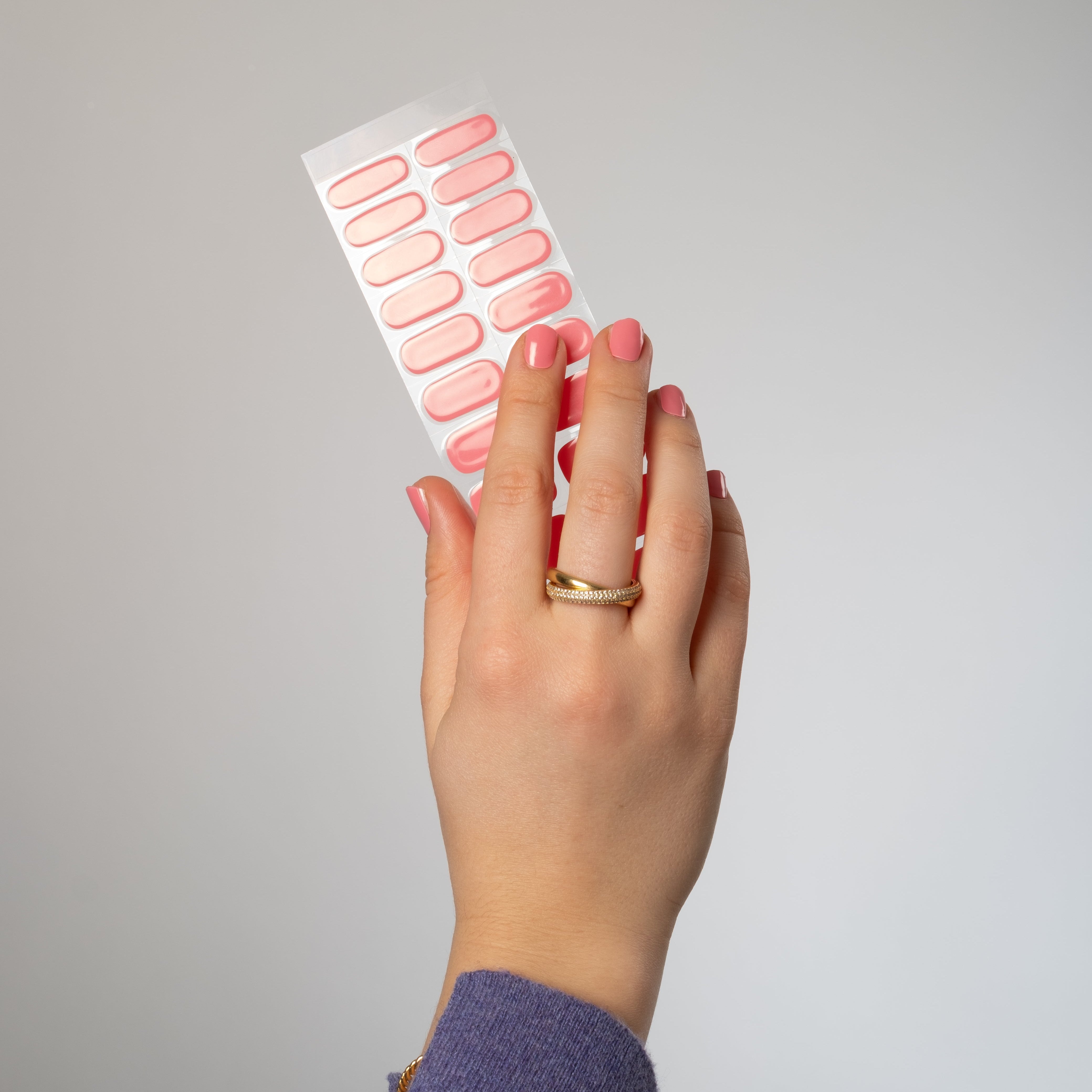 Få salongsnaglar hemma på 15 minuter med Naild-it gelstrips! 60% härdat gellack som appliceras enkelt som klistermärken och blir stenhårt på 60 sekunder under UV-lampa. Håller upp till 14+ dagar – utan kladd eller dyra salongsbesök. Perfekt passform, enkel borttagning. Naild-it – din hemmamanikyr!