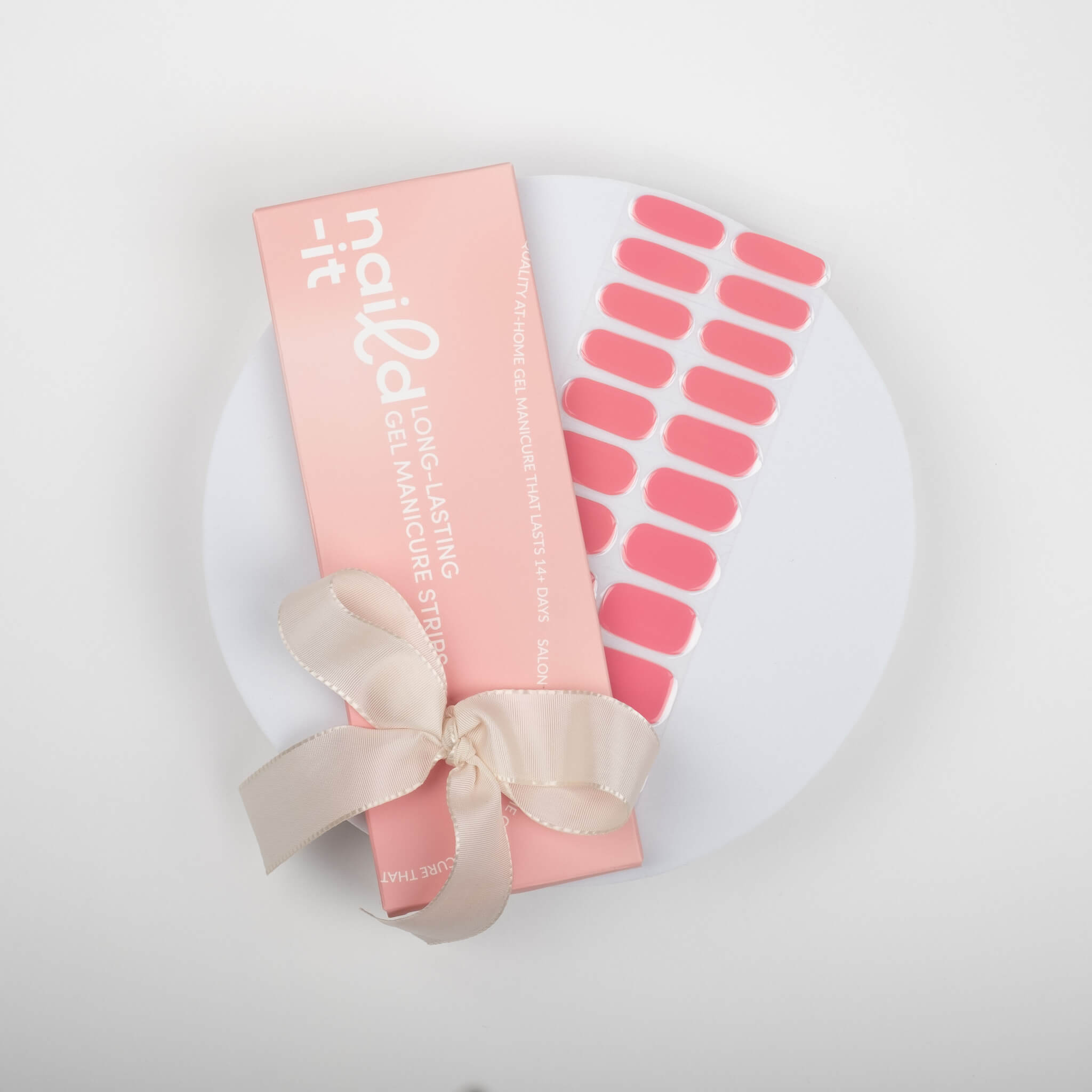 Få salongsnaglar hemma på 15 minuter med Naild-it gelstrips! 60% härdat gellack som appliceras enkelt som klistermärken och blir stenhårt på 60 sekunder under UV-lampa. Håller upp till 14+ dagar – utan kladd eller dyra salongsbesök. Perfekt passform, enkel borttagning. Naild-it – din hemmamanikyr!