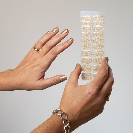 Få salongsnaglar hemma på 15 minuter med Naild-it gelstrips! 60% härdat gellack som appliceras enkelt som klistermärken och blir stenhårt på 60 sekunder under UV-lampa. Håller upp till 14+ dagar – utan kladd eller dyra salongsbesök. Perfekt passform, enkel borttagning. Naild-it – din hemmamanikyr!