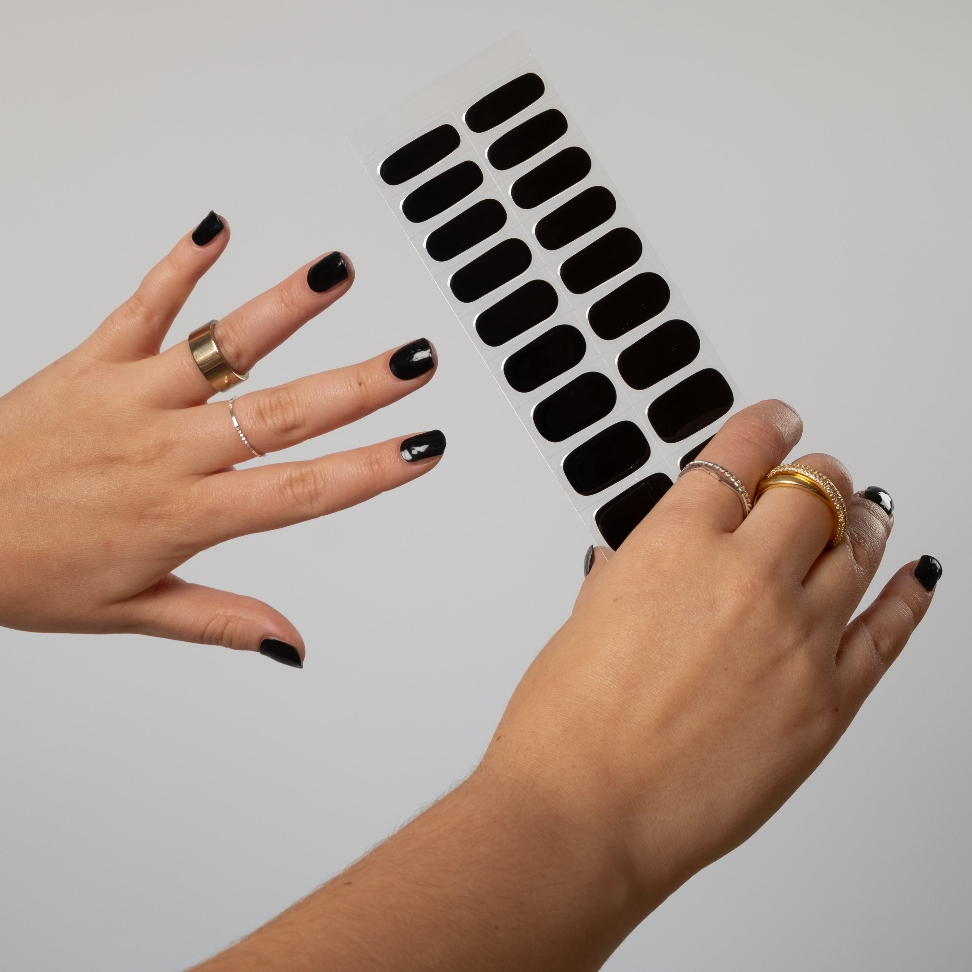 Få salongsnaglar hemma på 15 minuter med Naild-it gelstrips! 60% härdat gellack som appliceras enkelt som klistermärken och blir stenhårt på 60 sekunder under UV-lampa. Håller upp till 14+ dagar – utan kladd eller dyra salongsbesök. Perfekt passform, enkel borttagning. Naild-it – din hemmamanikyr!