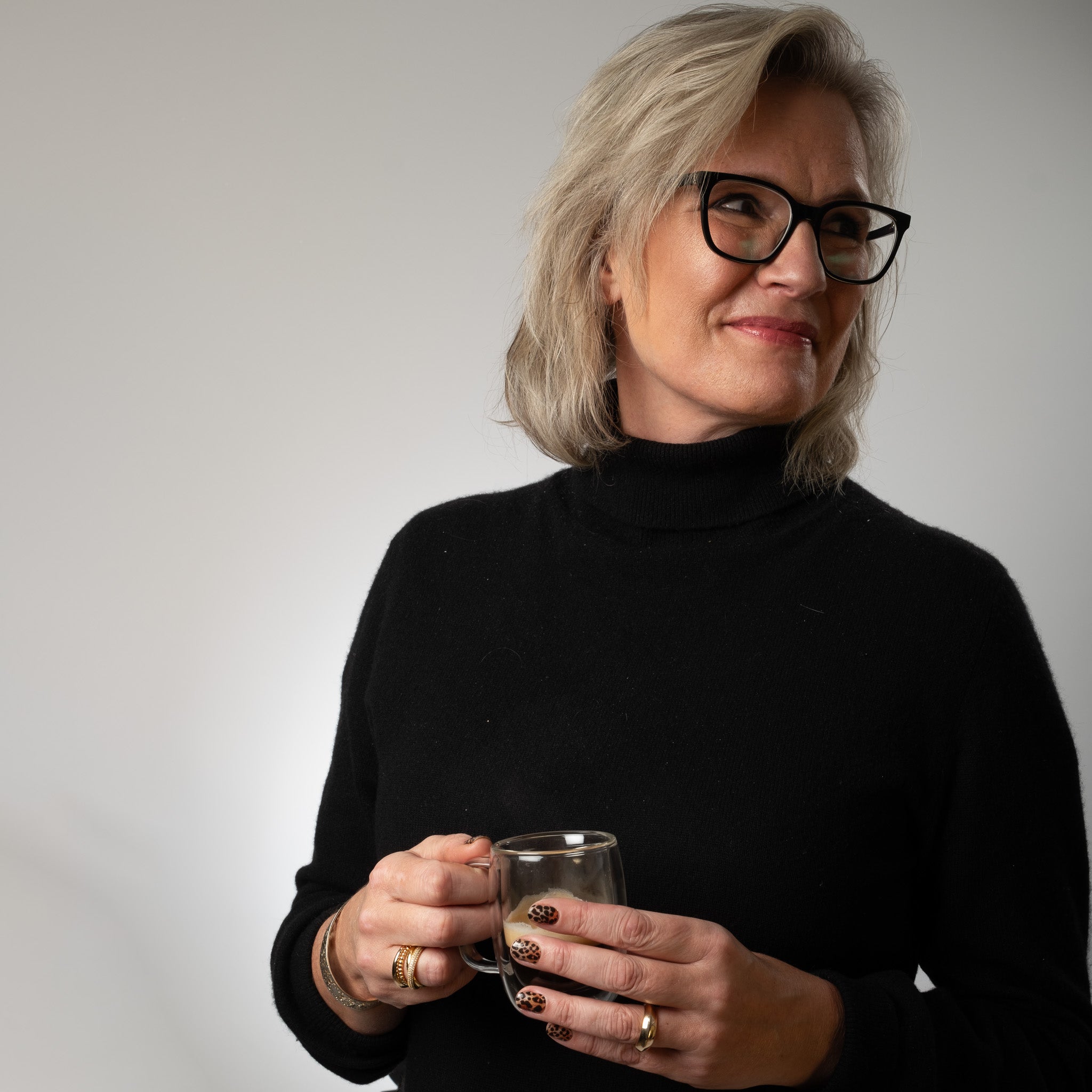 Få salongsnaglar hemma på 15 minuter med Naild-it gelstrips! 60% härdat gellack som appliceras enkelt som klistermärken och blir stenhårt på 60 sekunder under UV-lampa. Håller upp till 14+ dagar – utan kladd eller dyra salongsbesök. Perfekt passform, enkel borttagning. Naild-it – din hemmamanikyr!