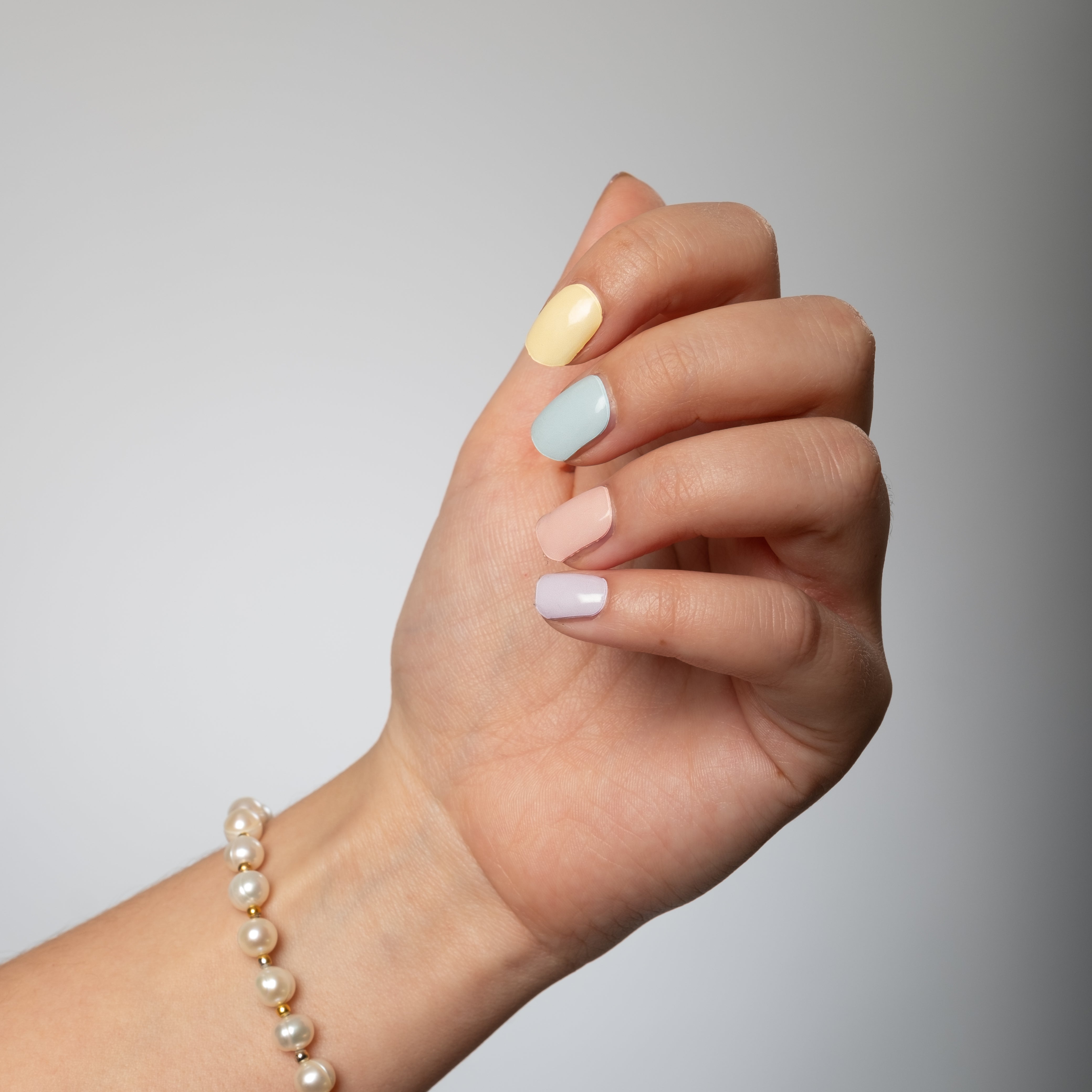 Få salongsnaglar hemma på 15 minuter med Naild-it gelstrips! 60% härdat gellack som appliceras enkelt som klistermärken och blir stenhårt på 60 sekunder under UV-lampa. Håller upp till 14+ dagar – utan kladd eller dyra salongsbesök. Perfekt passform, enkel borttagning. Naild-it – din hemmamanikyr!