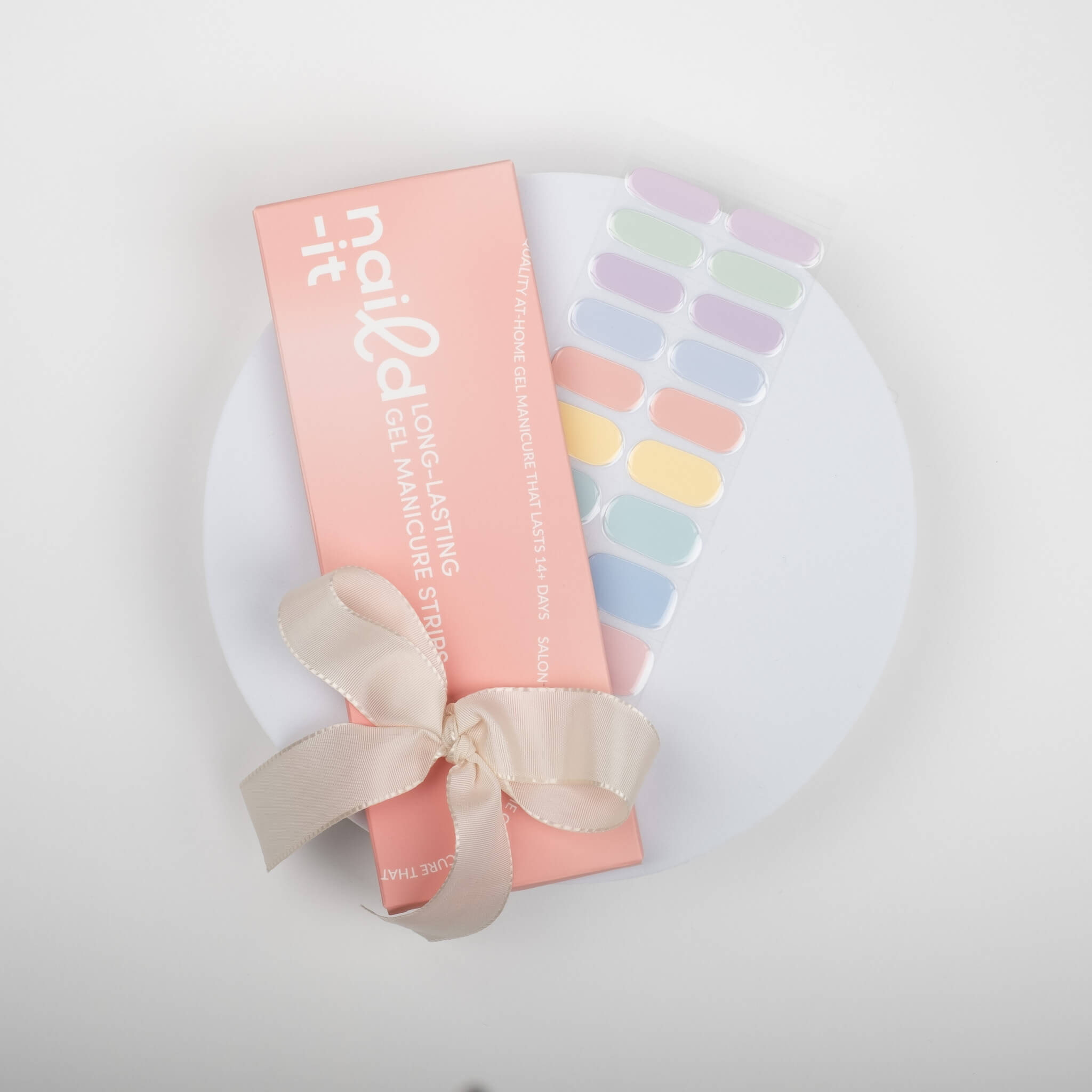 Få salongsnaglar hemma på 15 minuter med Naild-it gelstrips! 60% härdat gellack som appliceras enkelt som klistermärken och blir stenhårt på 60 sekunder under UV-lampa. Håller upp till 14+ dagar – utan kladd eller dyra salongsbesök. Perfekt passform, enkel borttagning. Naild-it – din hemmamanikyr!