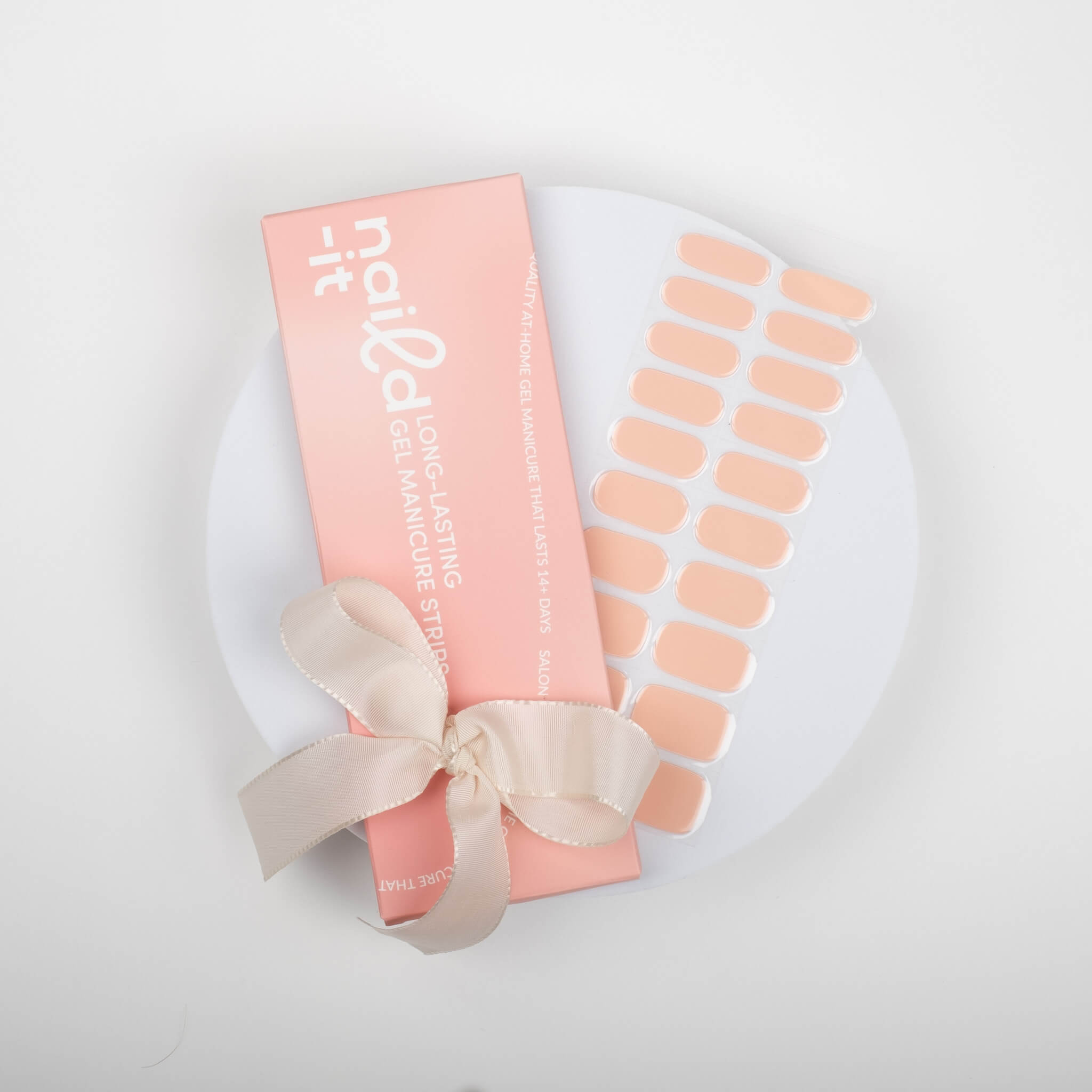 Få salongsnaglar hemma på 15 minuter med Naild-it gelstrips! 60% härdat gellack som appliceras enkelt som klistermärken och blir stenhårt på 60 sekunder under UV-lampa. Håller upp till 14+ dagar – utan kladd eller dyra salongsbesök. Perfekt passform, enkel borttagning. Naild-it – din hemmamanikyr!