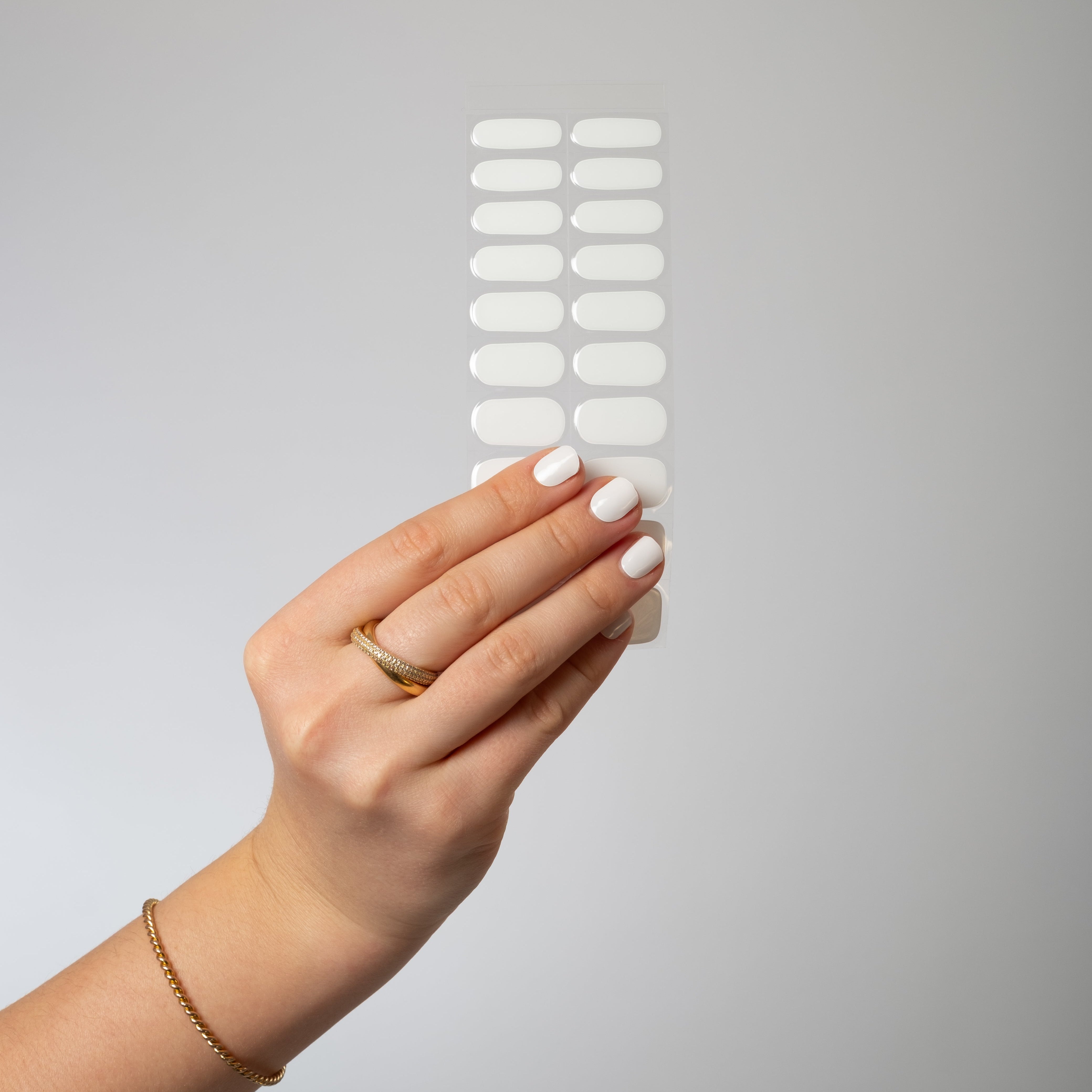 Få salongsnaglar hemma på 15 minuter med Naild-it gelstrips! 60% härdat gellack som appliceras enkelt som klistermärken och blir stenhårt på 60 sekunder under UV-lampa. Håller upp till 14+ dagar – utan kladd eller dyra salongsbesök. Perfekt passform, enkel borttagning. Naild-it – din hemmamanikyr!