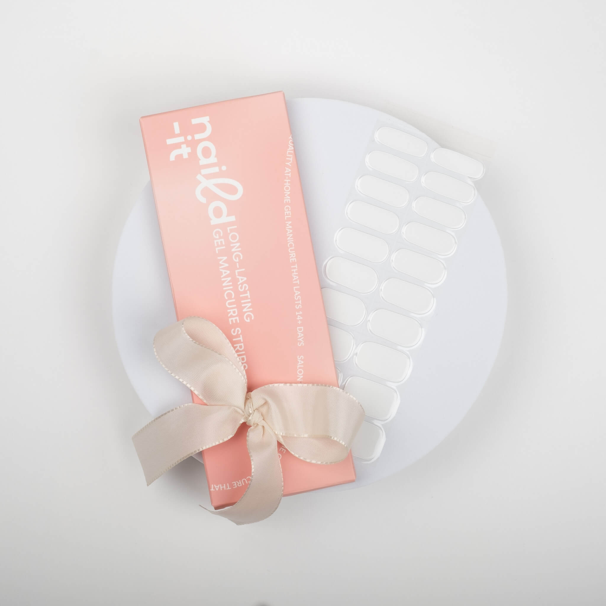 Få salongsnaglar hemma på 15 minuter med Naild-it gelstrips! 60% härdat gellack som appliceras enkelt som klistermärken och blir stenhårt på 60 sekunder under UV-lampa. Håller upp till 14+ dagar – utan kladd eller dyra salongsbesök. Perfekt passform, enkel borttagning. Naild-it – din hemmamanikyr!