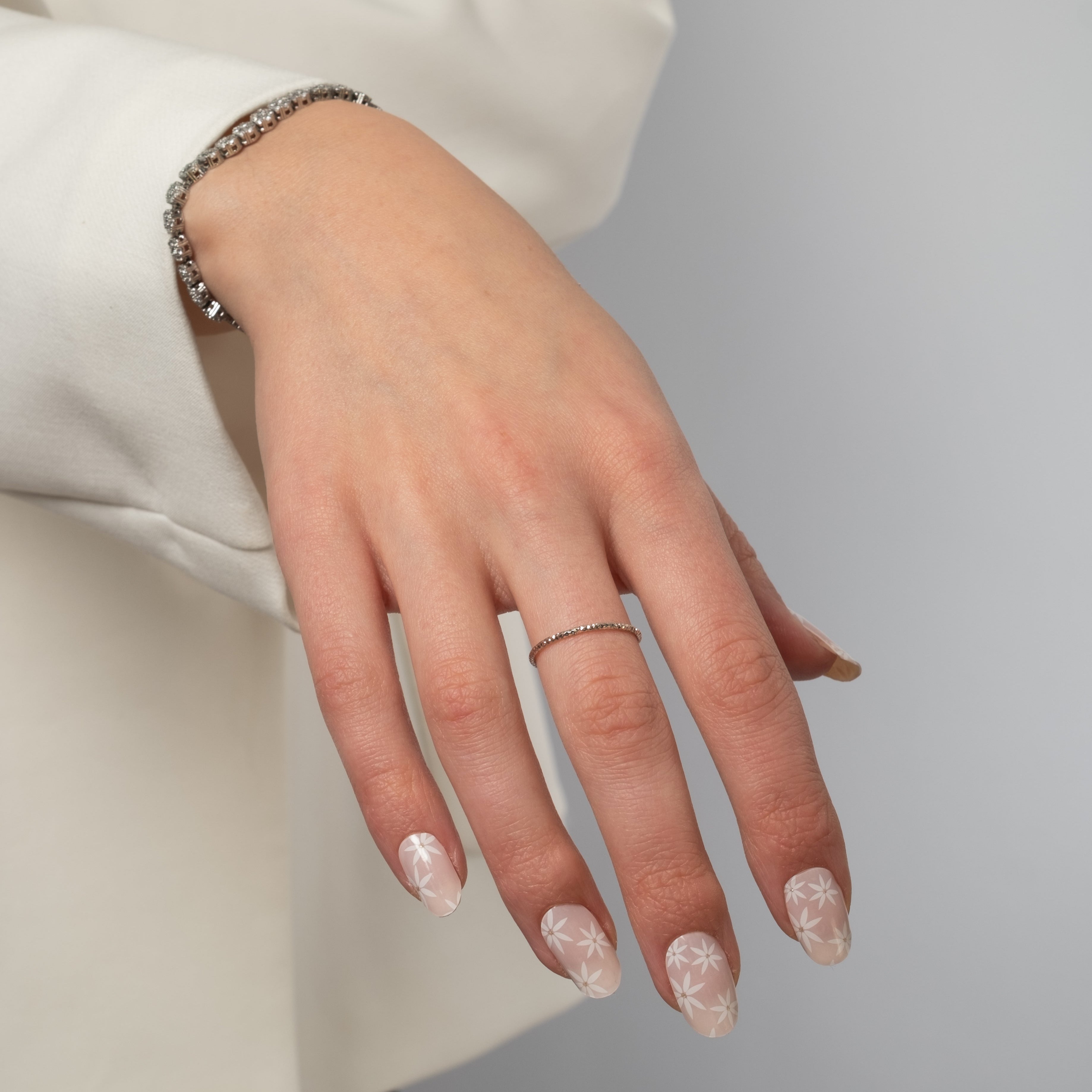 Få salongsnaglar hemma på 15 minuter med Naild-it gelstrips! 60% härdat gellack som appliceras enkelt som klistermärken och blir stenhårt på 60 sekunder under UV-lampa. Håller upp till 14+ dagar – utan kladd eller dyra salongsbesök. Perfekt passform, enkel borttagning. Naild-it – din hemmamanikyr!