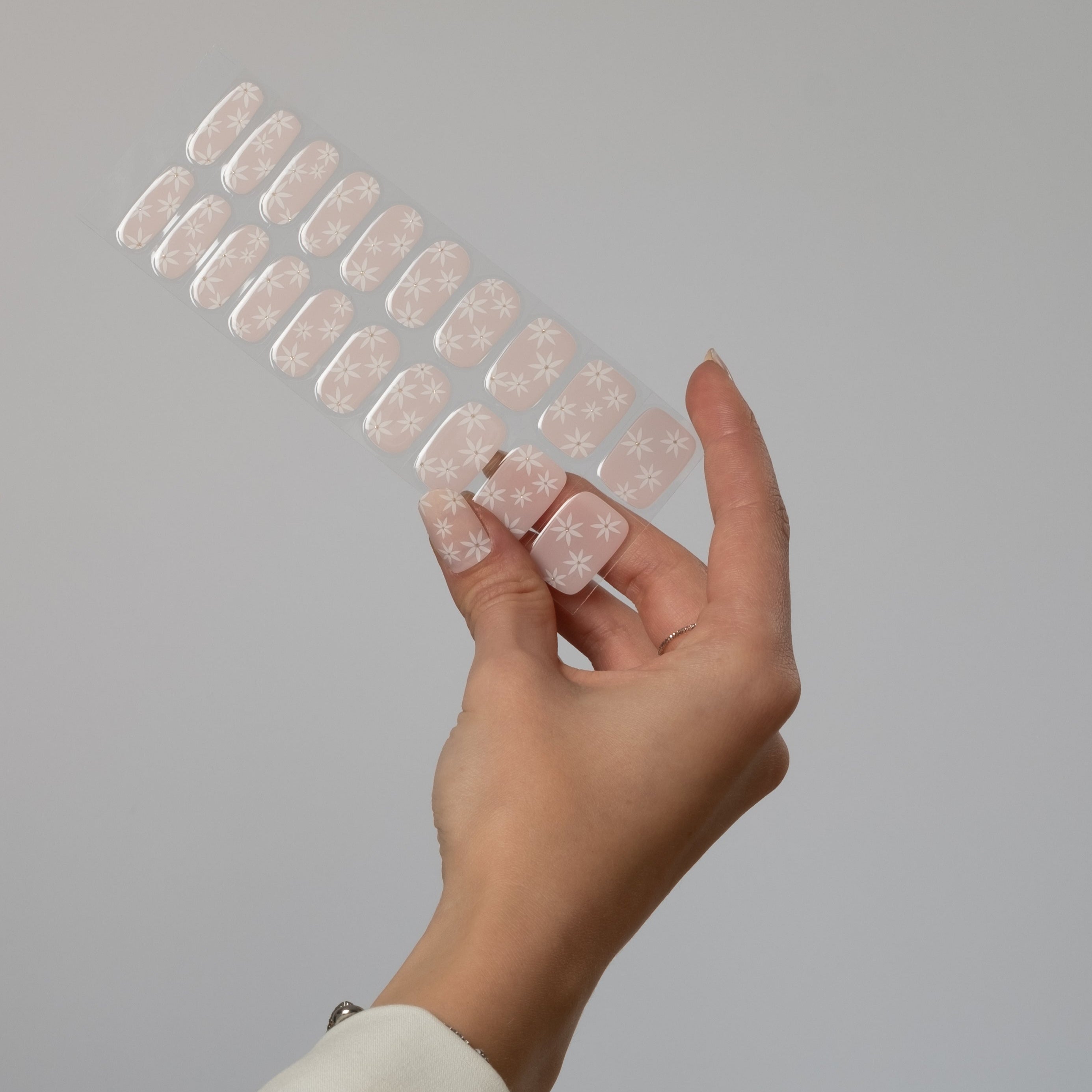 Få salongsnaglar hemma på 15 minuter med Naild-it gelstrips! 60% härdat gellack som appliceras enkelt som klistermärken och blir stenhårt på 60 sekunder under UV-lampa. Håller upp till 14+ dagar – utan kladd eller dyra salongsbesök. Perfekt passform, enkel borttagning. Naild-it – din hemmamanikyr!