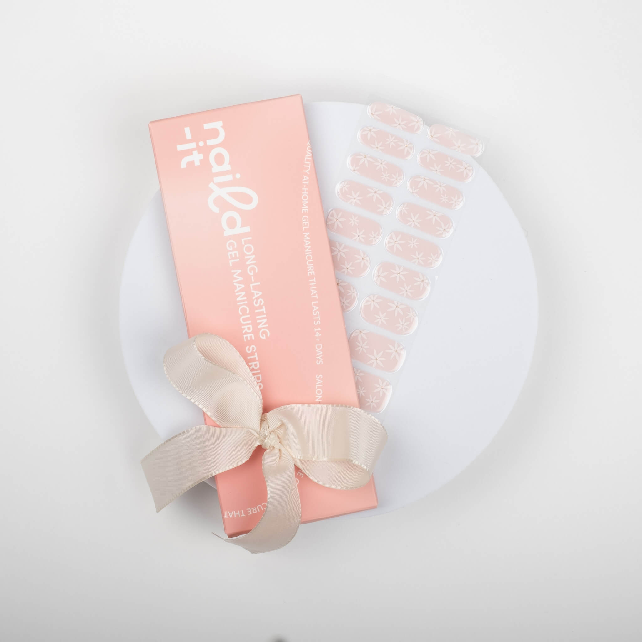 Få salongsnaglar hemma på 15 minuter med Naild-it gelstrips! 60% härdat gellack som appliceras enkelt som klistermärken och blir stenhårt på 60 sekunder under UV-lampa. Håller upp till 14+ dagar – utan kladd eller dyra salongsbesök. Perfekt passform, enkel borttagning. Naild-it – din hemmamanikyr!